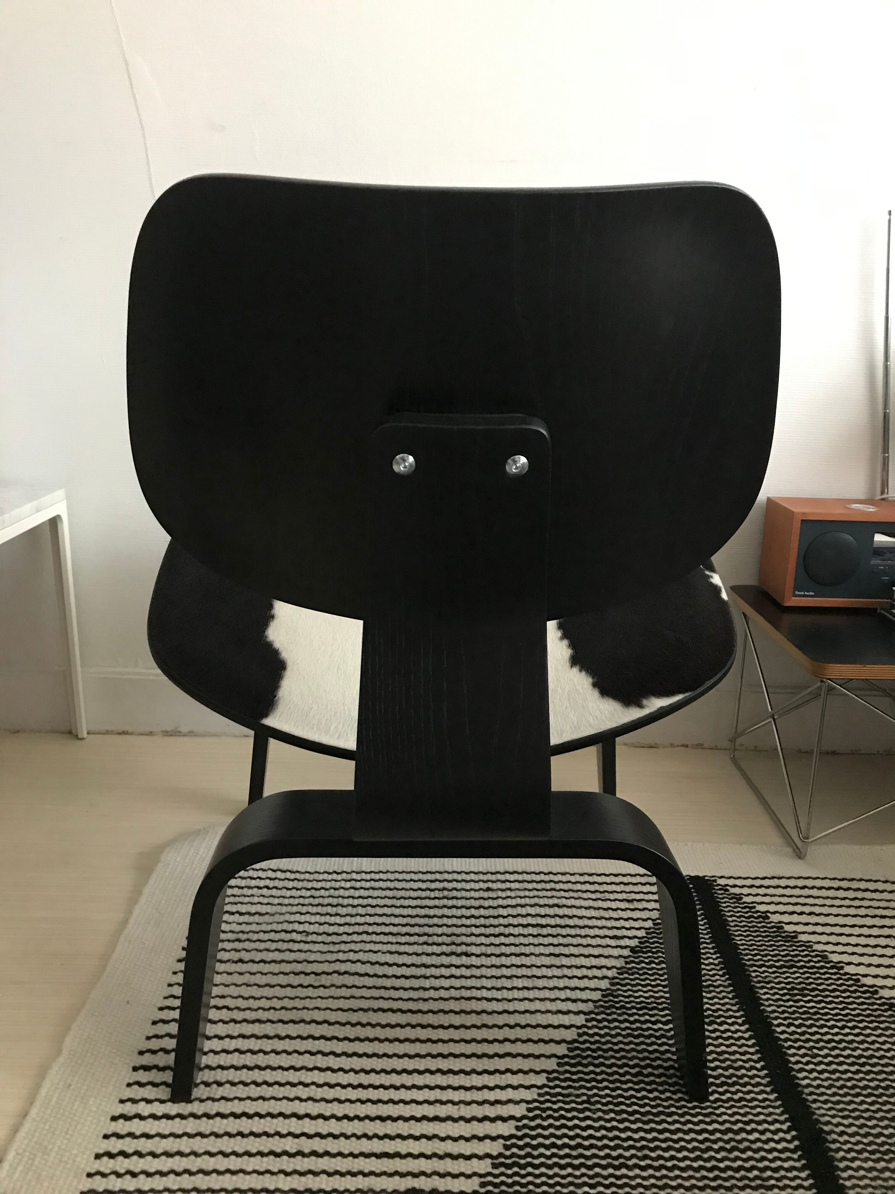 Fauteuil LCW calf skin par Charles et Ray Eames