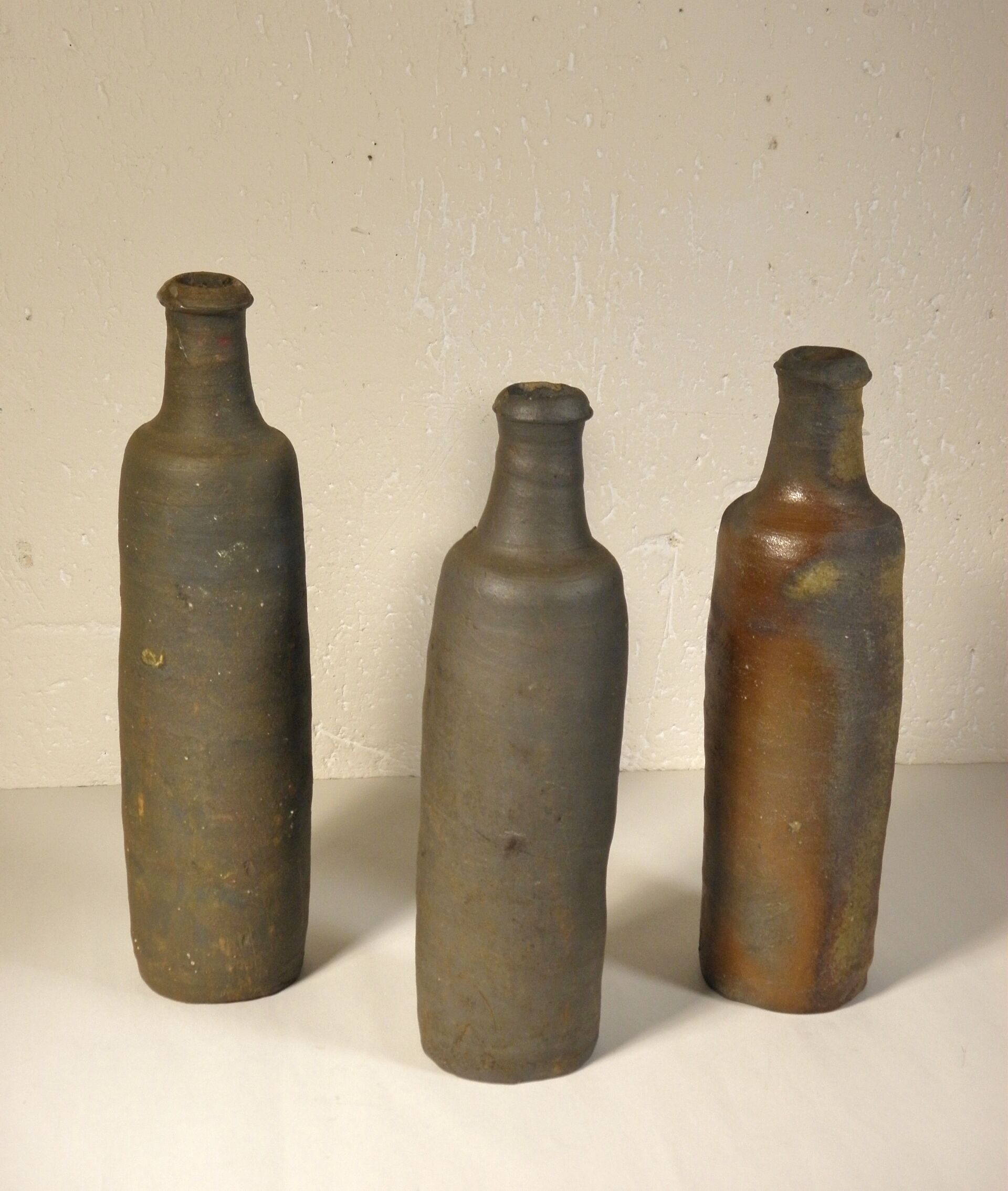 Lot de trois bouteilles en grès