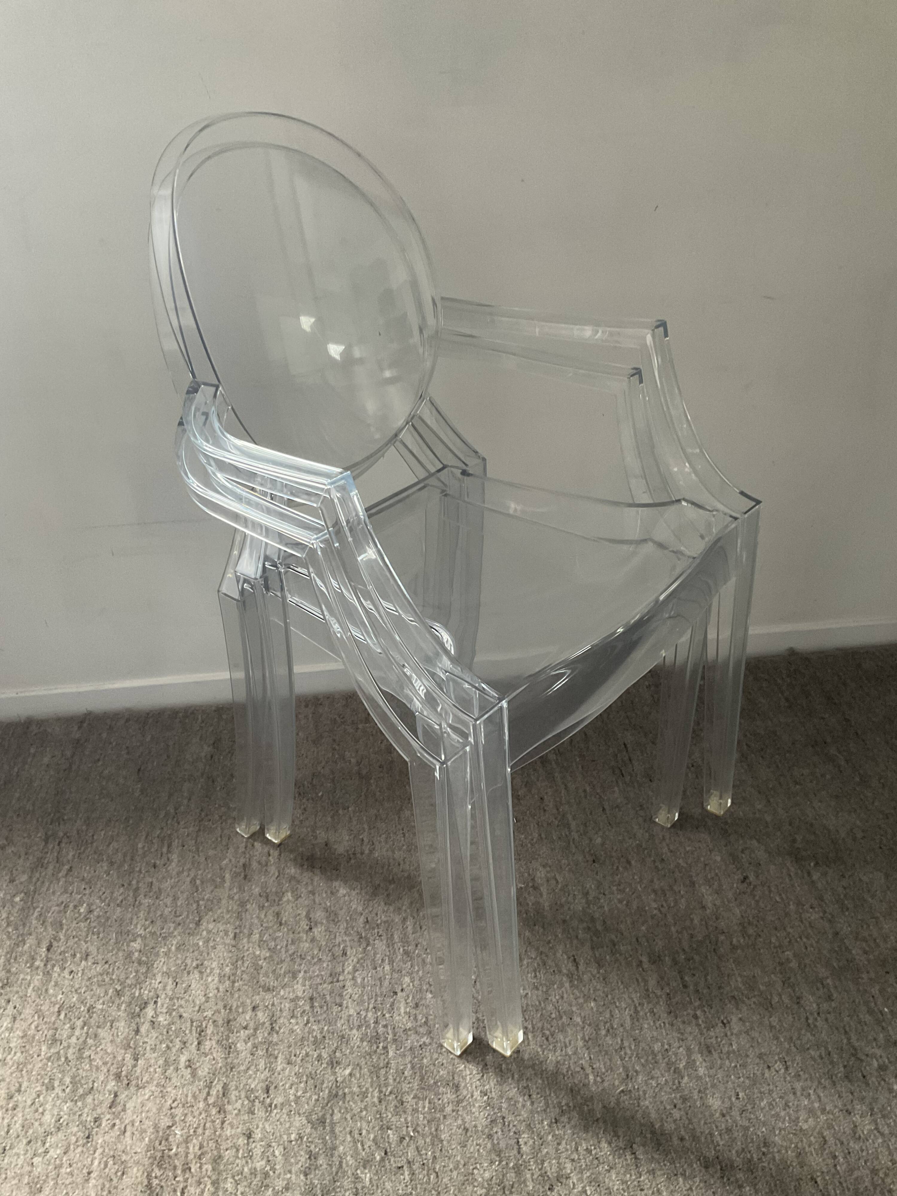 Ensemble Philippe Starck Kartell table à manger Top Top et 2 fauteuils Louis Ghost
