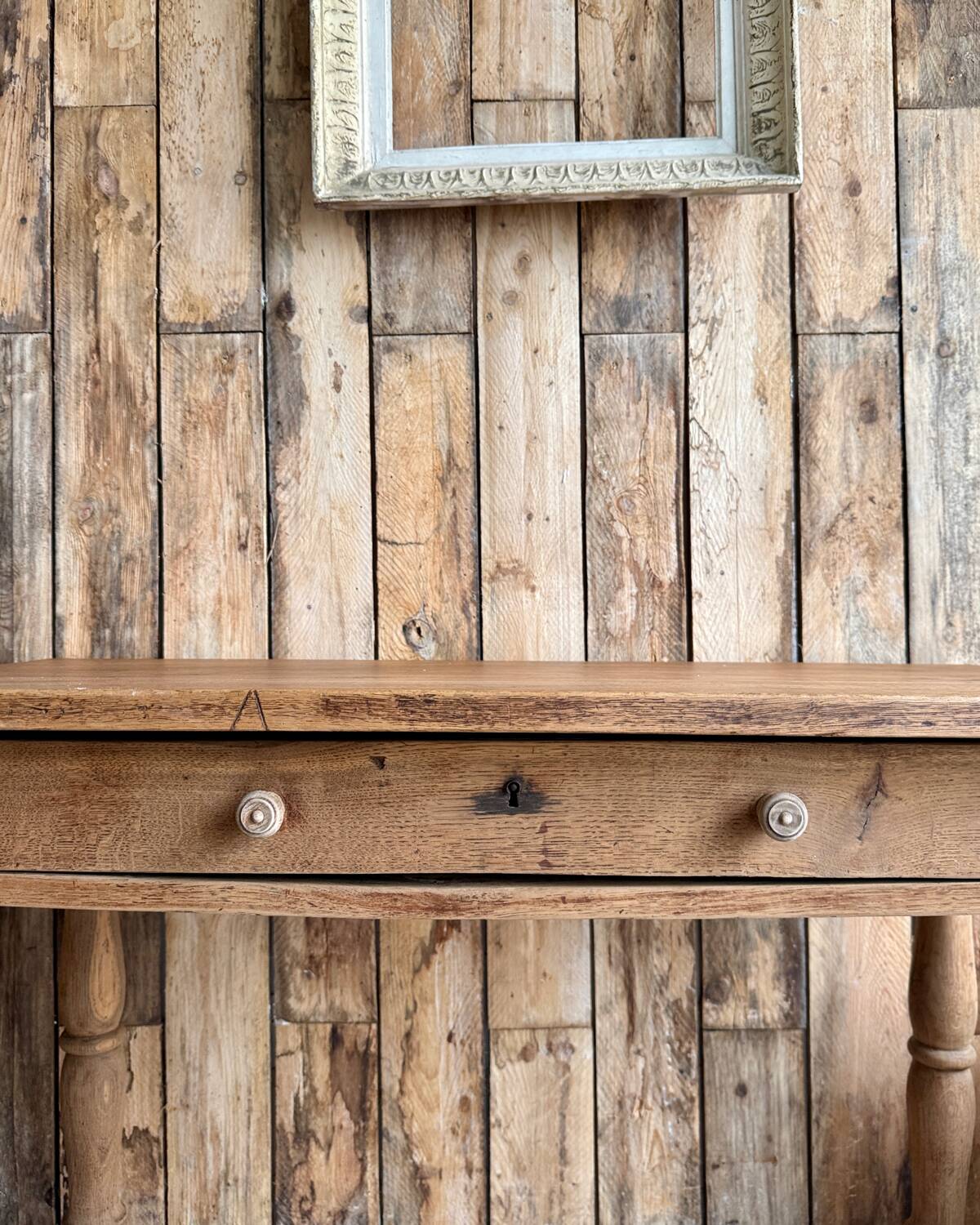 Table with turned legs in solid oak (renovated)
