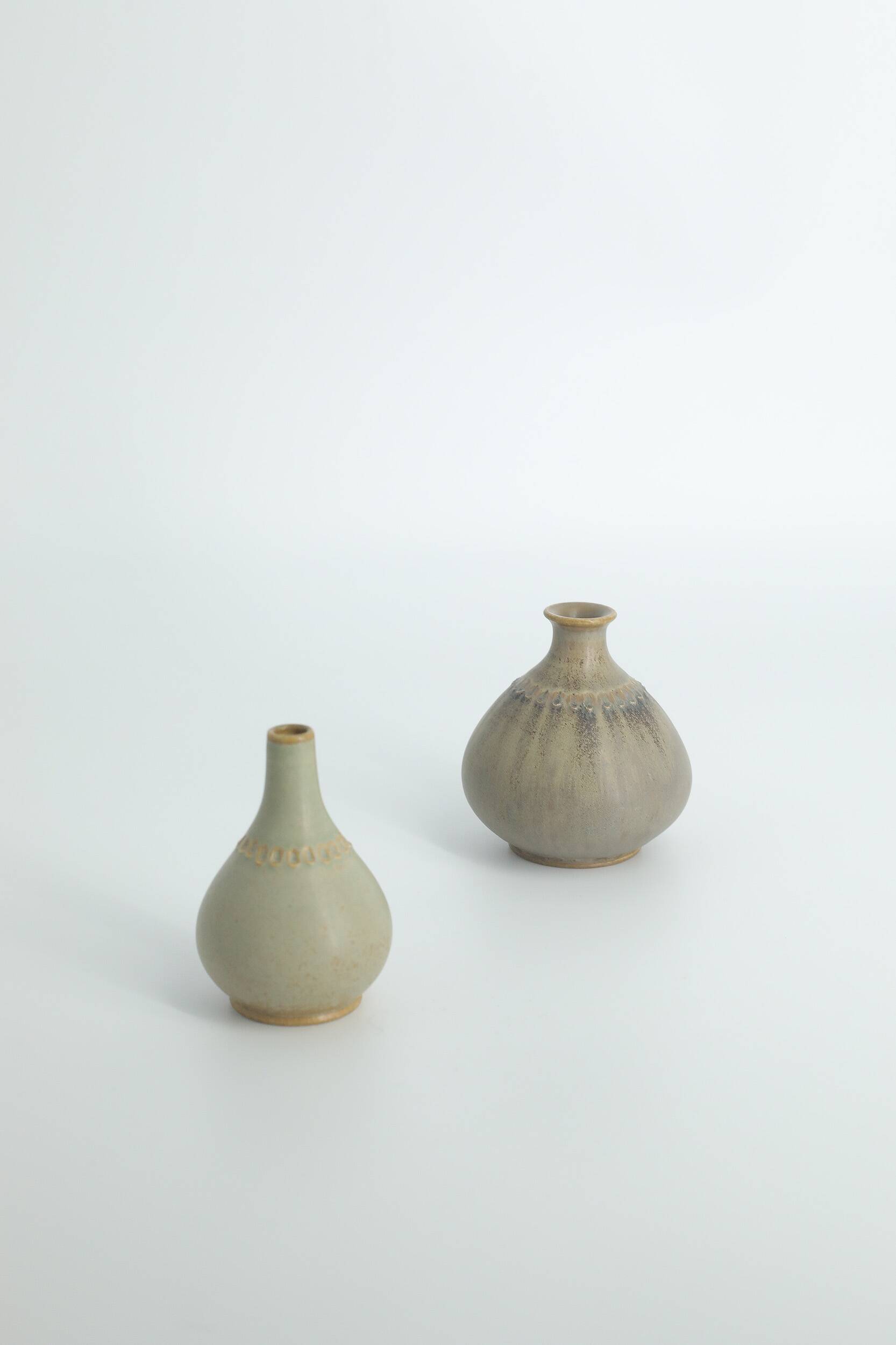 2 vases de scandinaves en grès pistache par Gunnar Borg