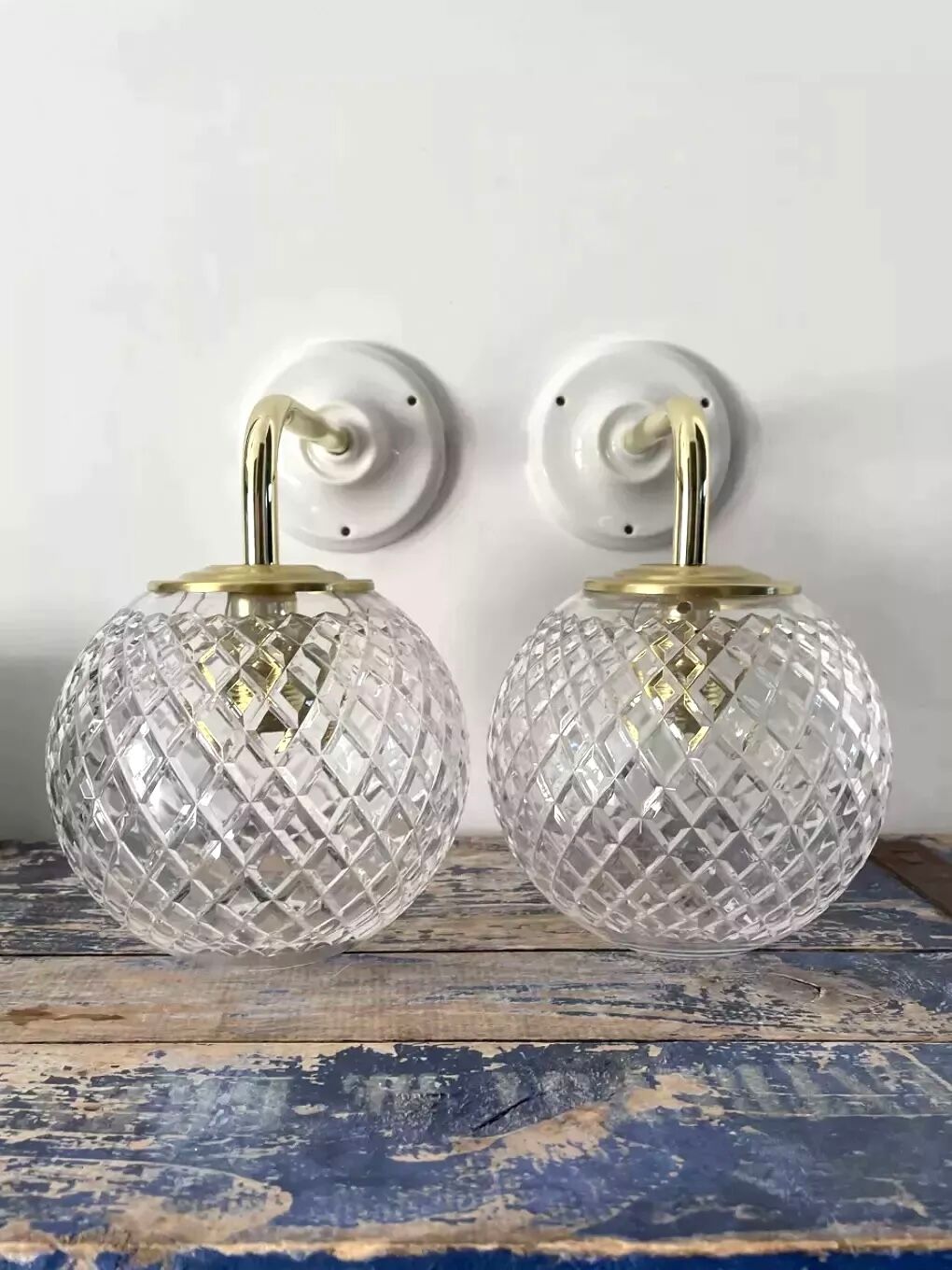 Set of two wall sconces in brass and glass