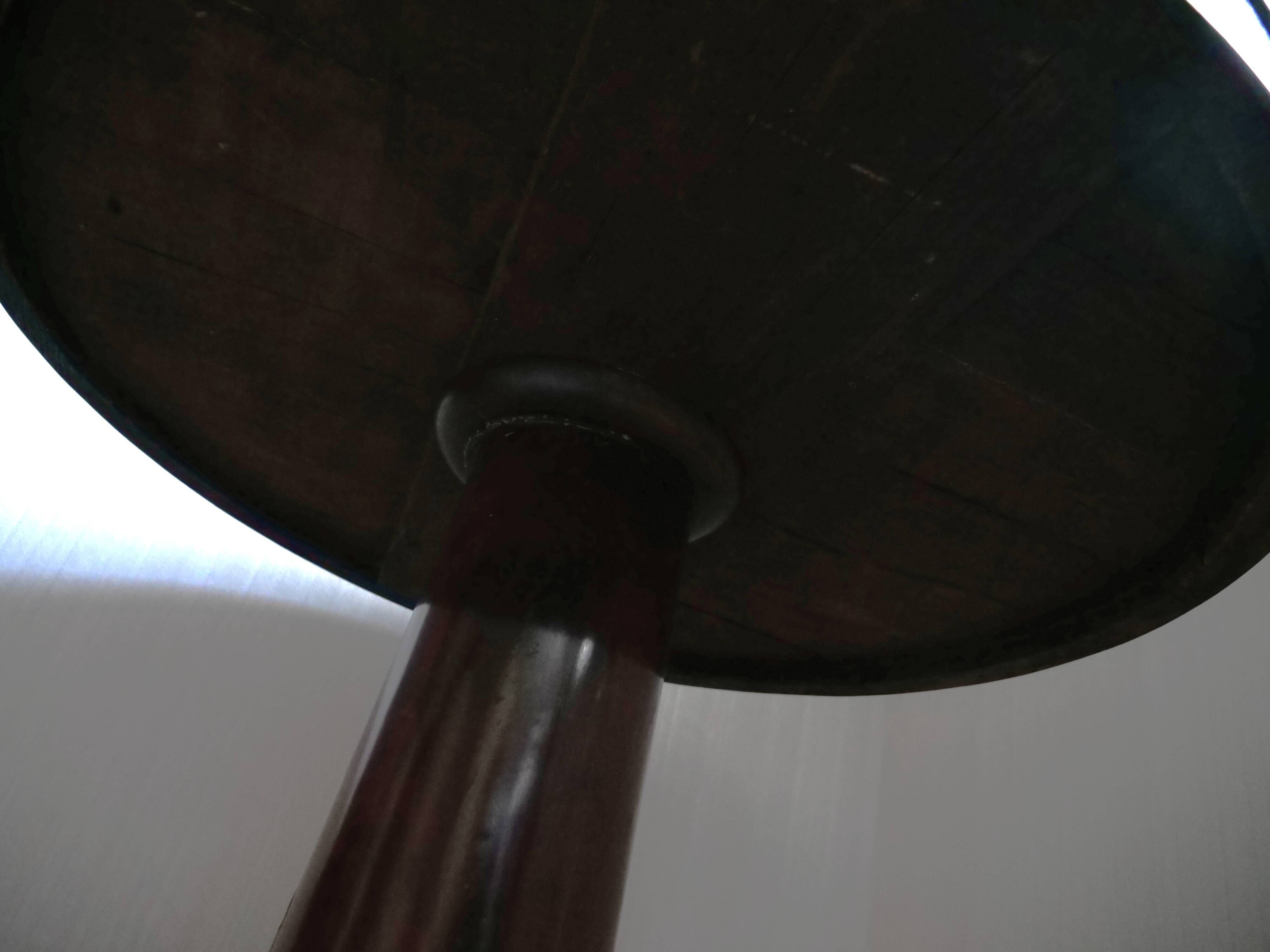 Guéridon en bois foncé et marbre noir
