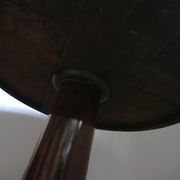 Guéridon en bois foncé et marbre noir