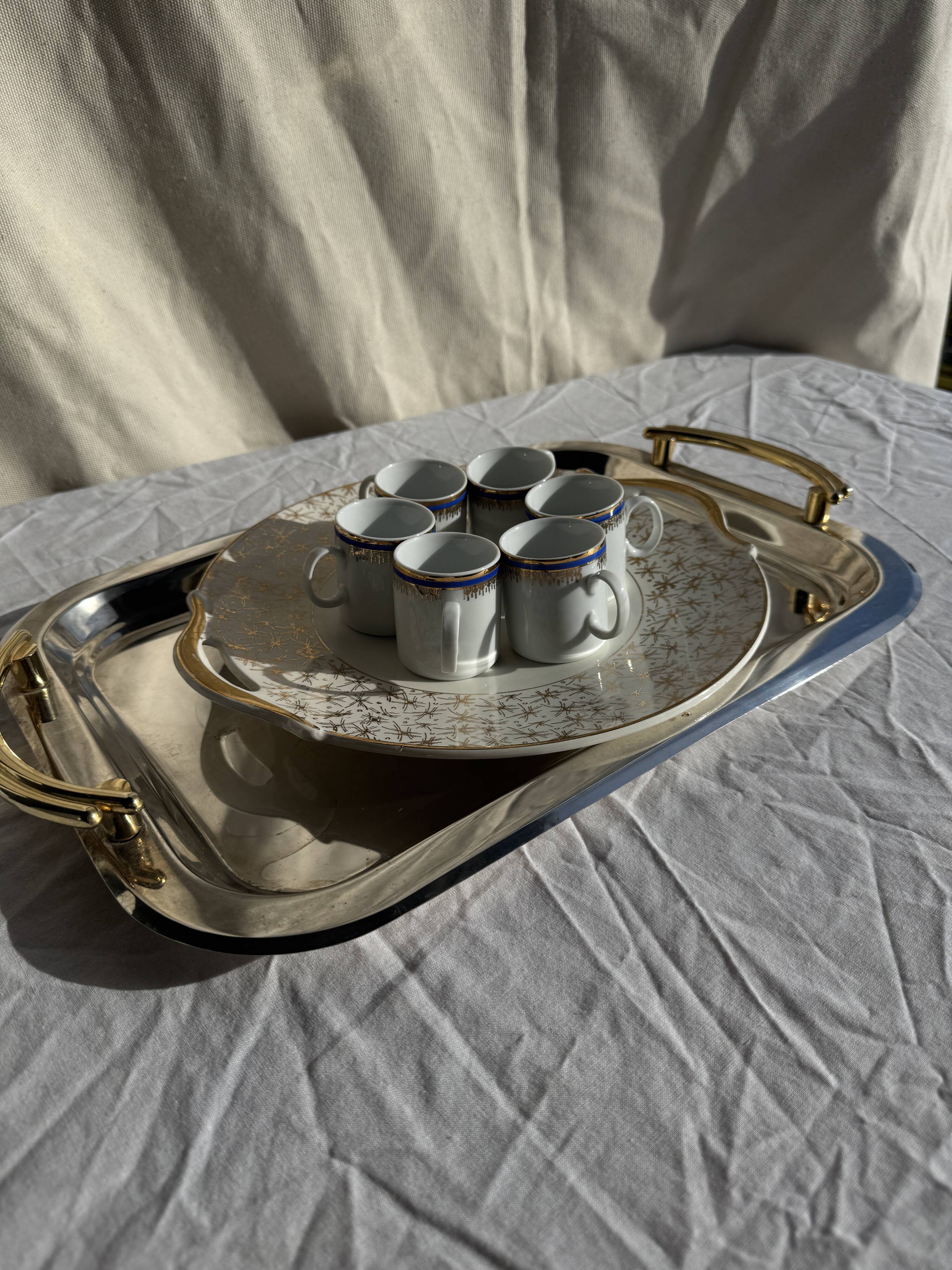 Vintage pie dish with 2 golden handles, abstract patterns, D28.