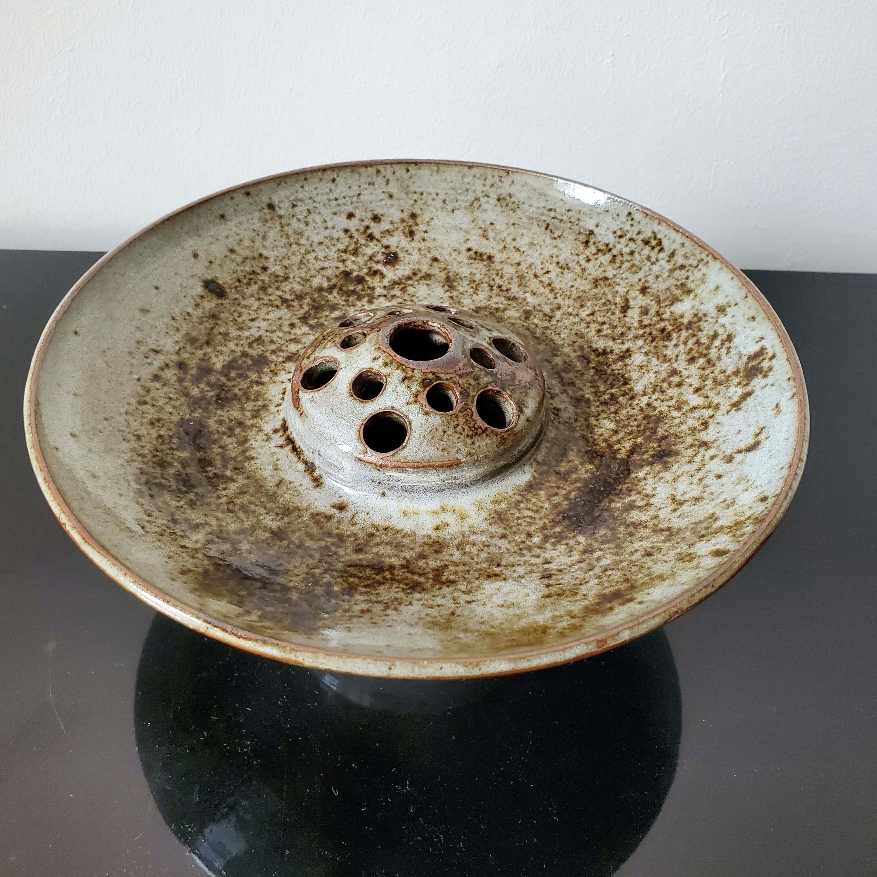 Cup pique flowers in sandstone signed