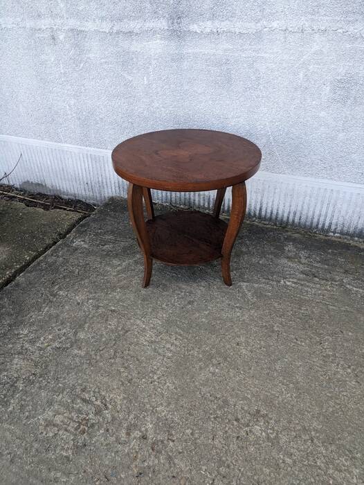 Pedestal table, side table