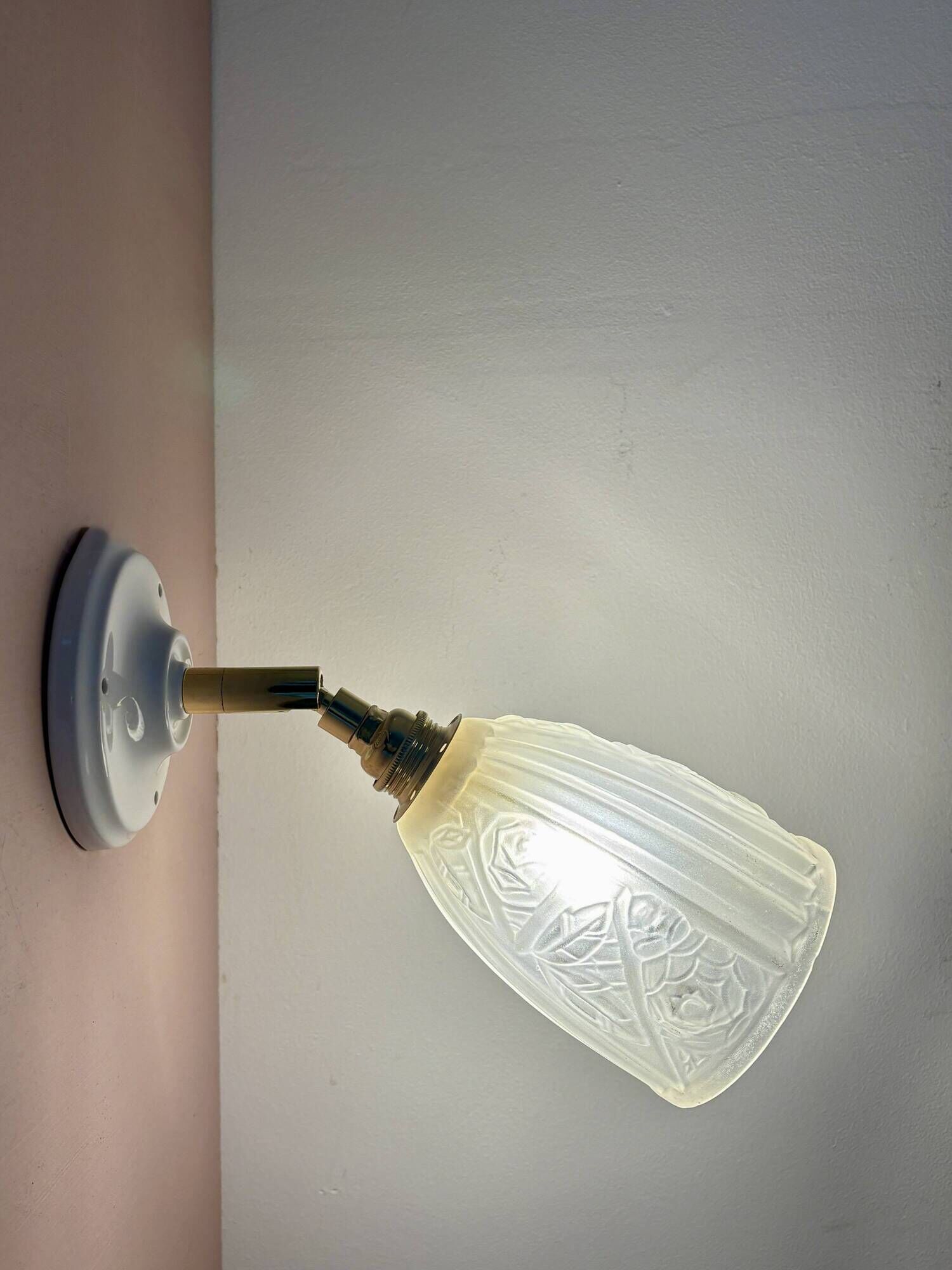Vintage art deco tulip wall light in frosted glass, rose decorations