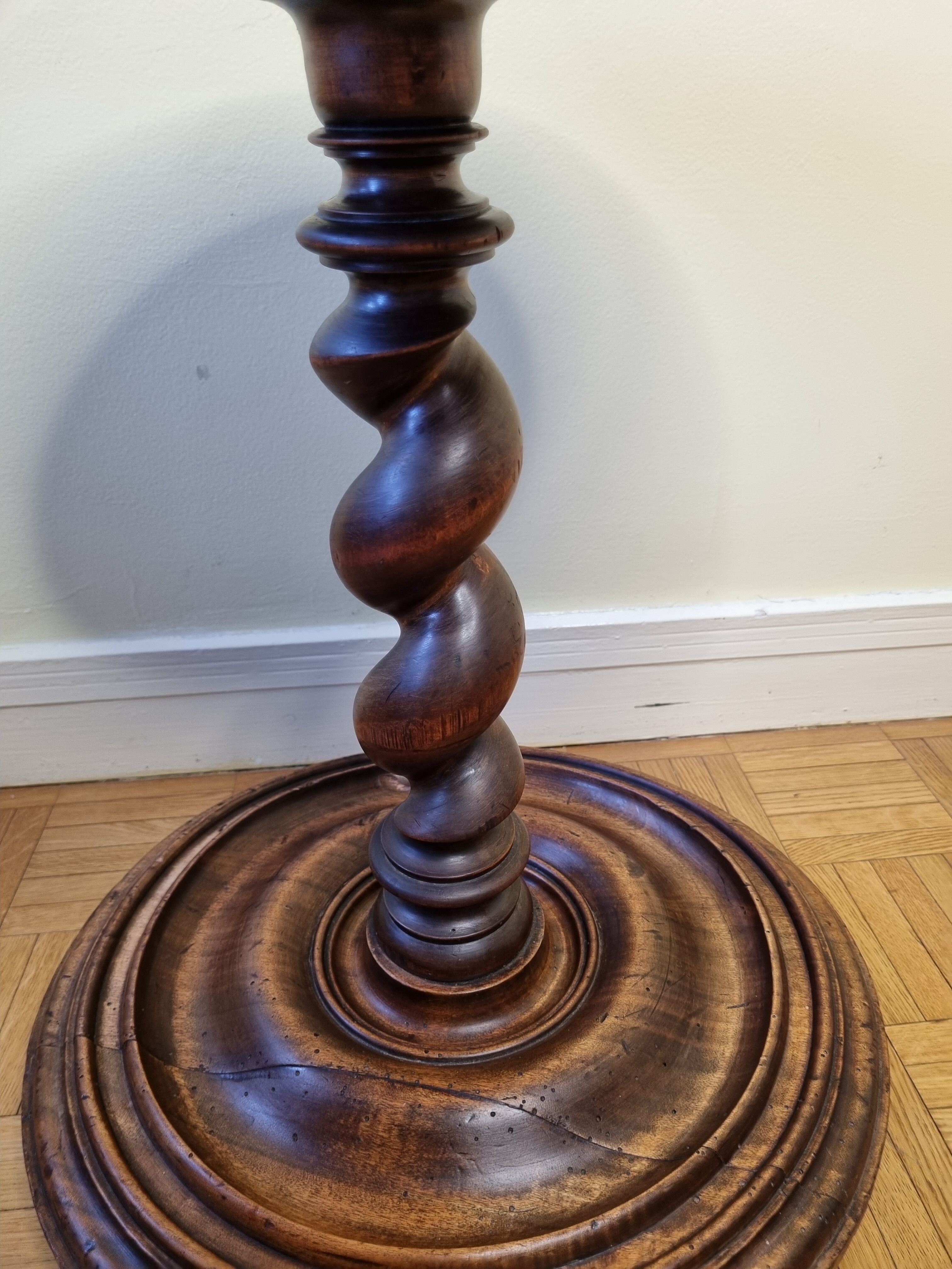 Table d'appoint en bois tourné, 52 cm