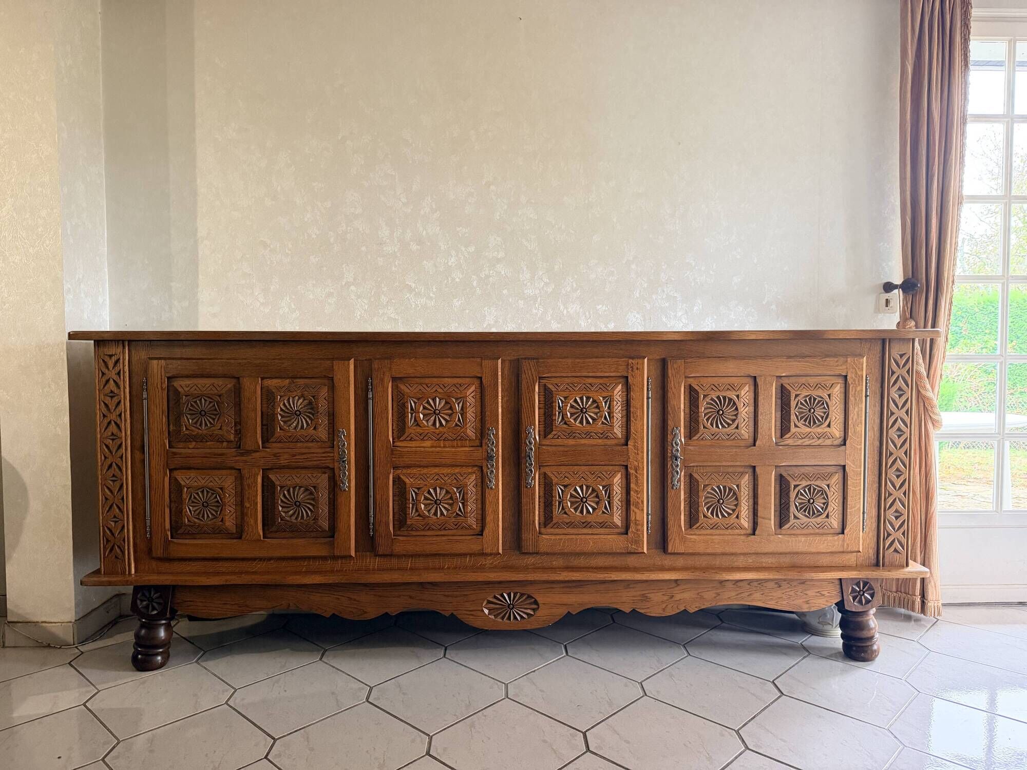 XXL buffet in carved oak