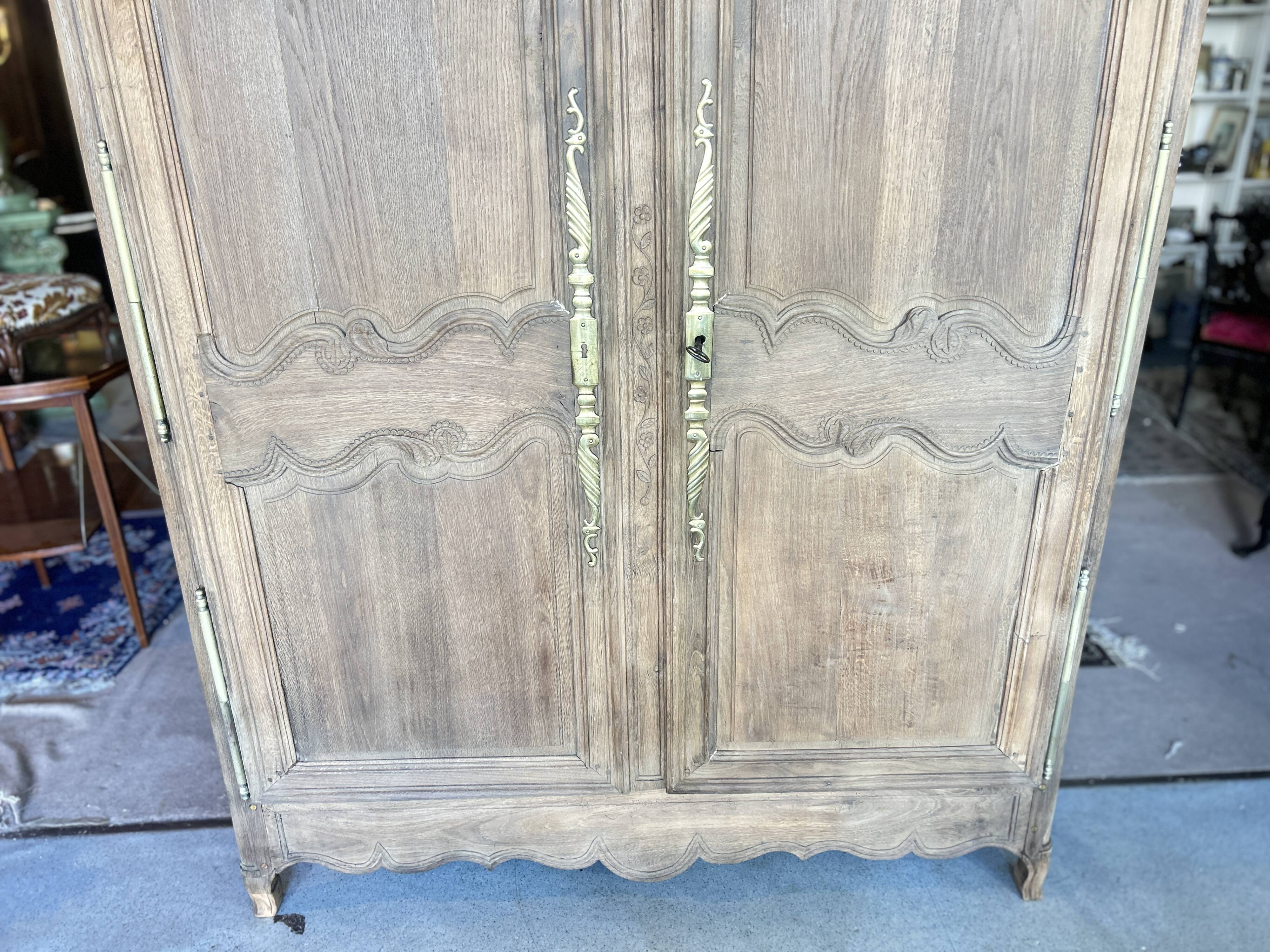 Armoire ancienne ,deux portes,  en chêne décapée, Style Louis XV