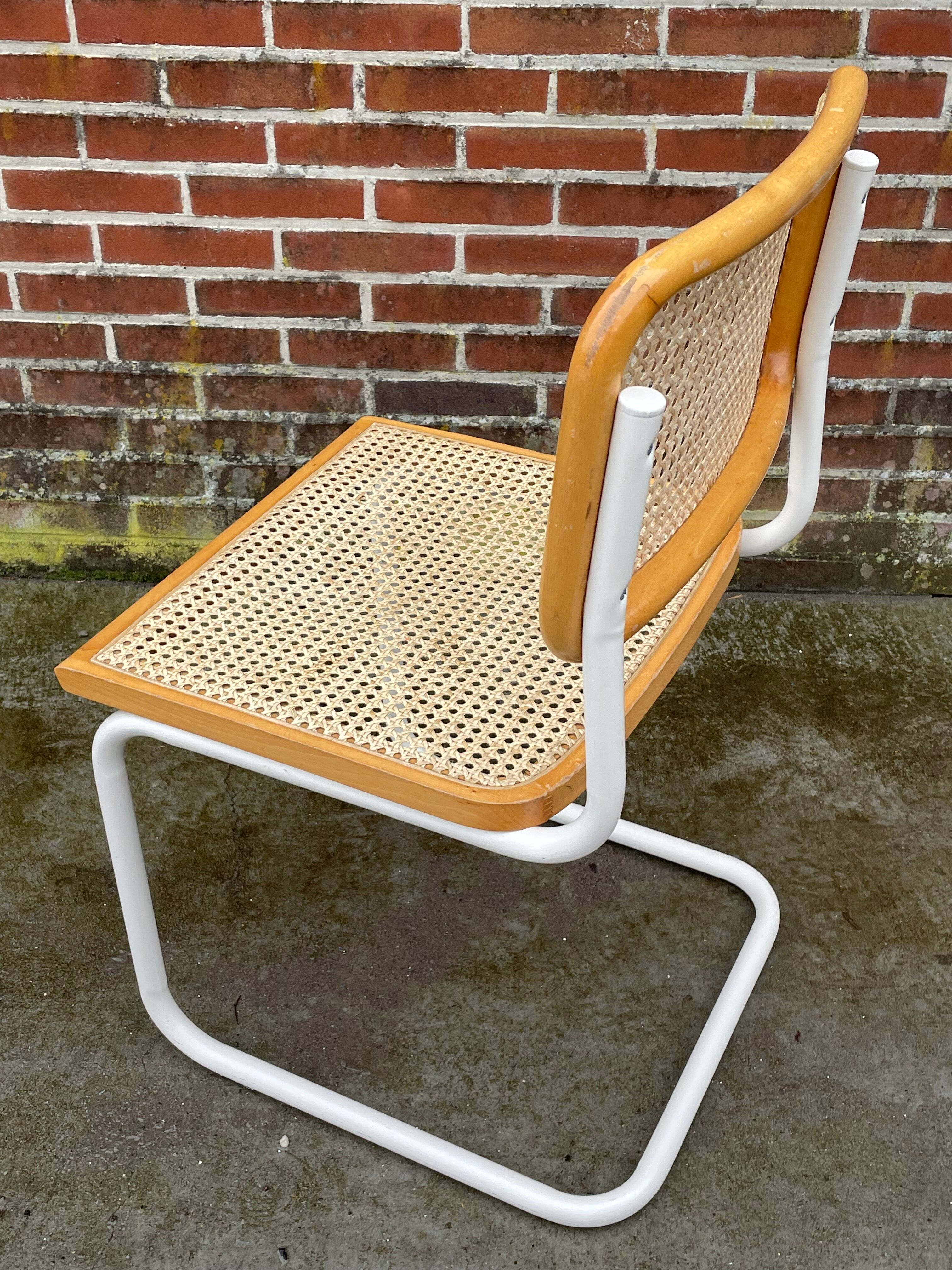 Chaise Cesca modèle b32 en blanc et bois par Marcel Breuer