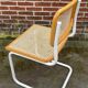 Chaise Cesca modèle b32 en blanc et bois par Marcel Breuer