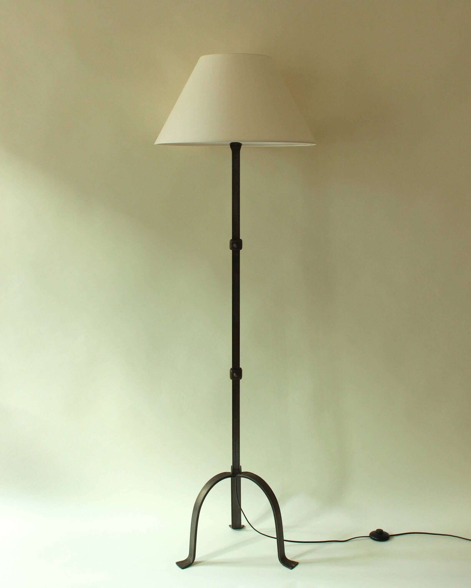 Lampadaire brutaliste en fer forgé dans le goût des Artisans de Marolles
