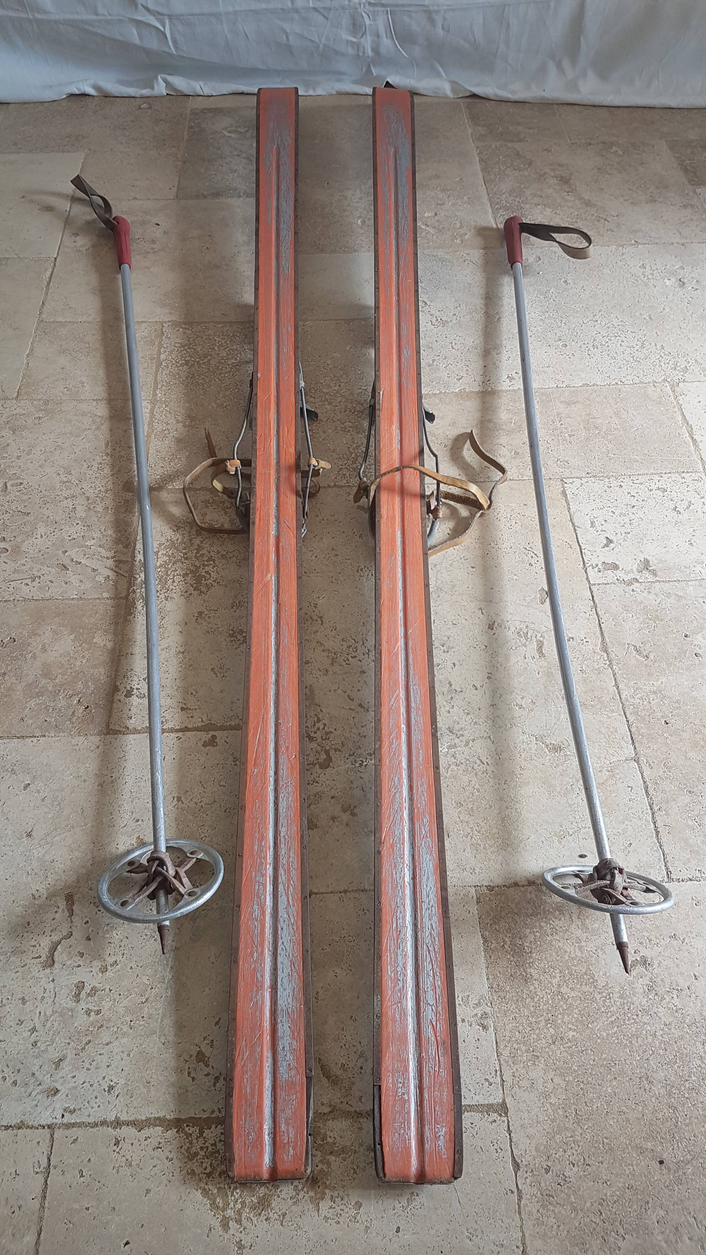 Old skis wooden and its pair of sticks