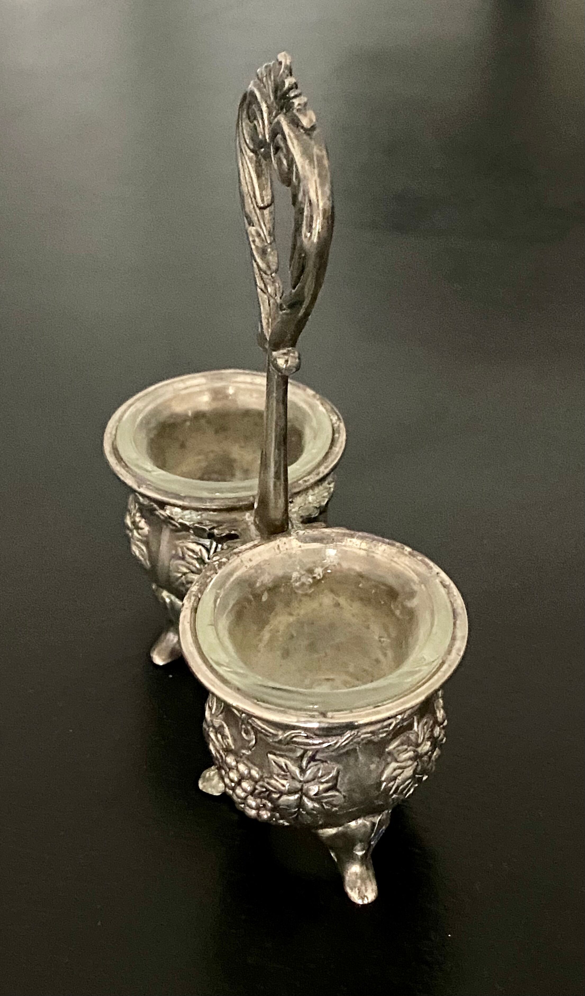 Duo salt shaker and pepper in silver metal color