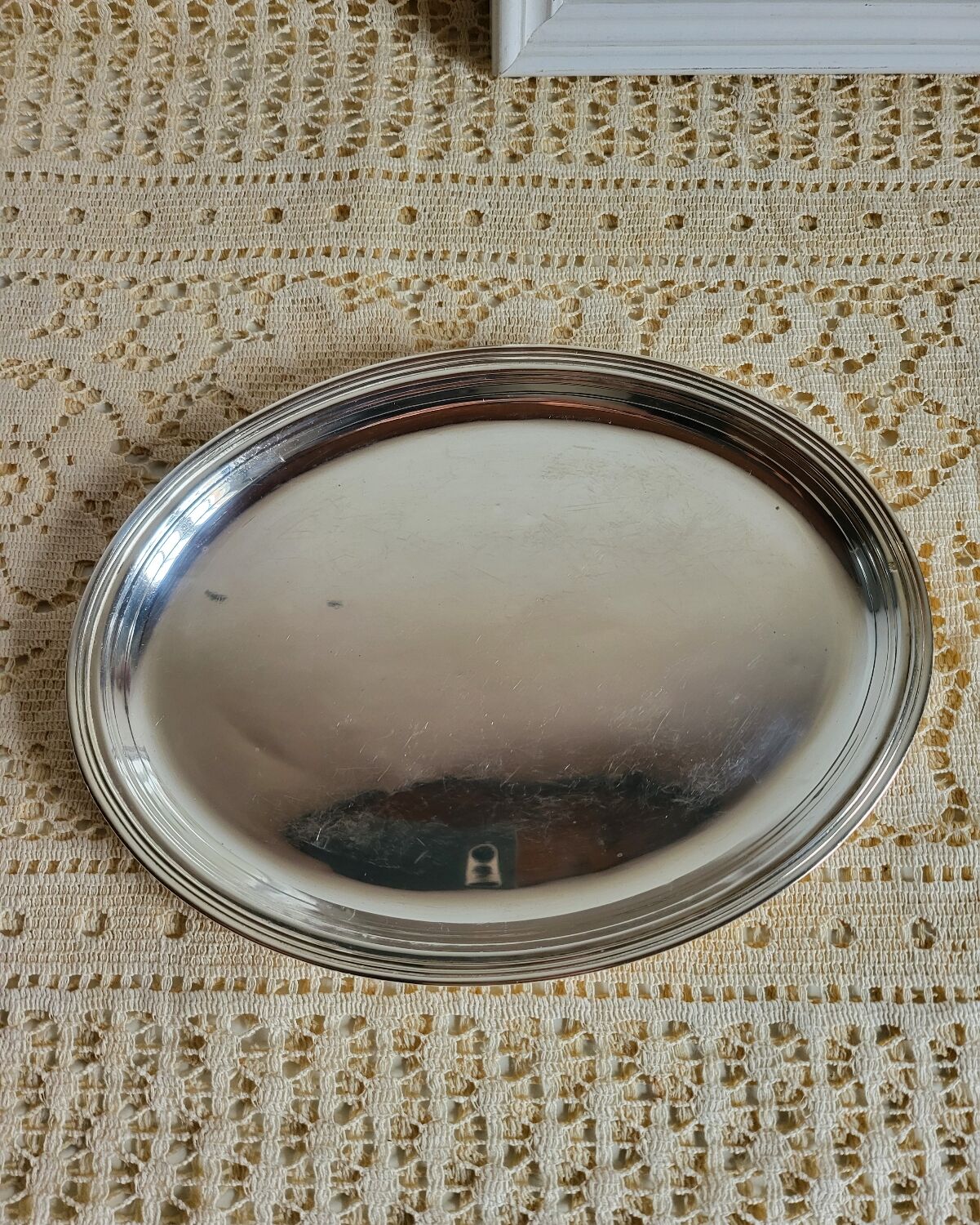 Small oval dish in silver-plated metal