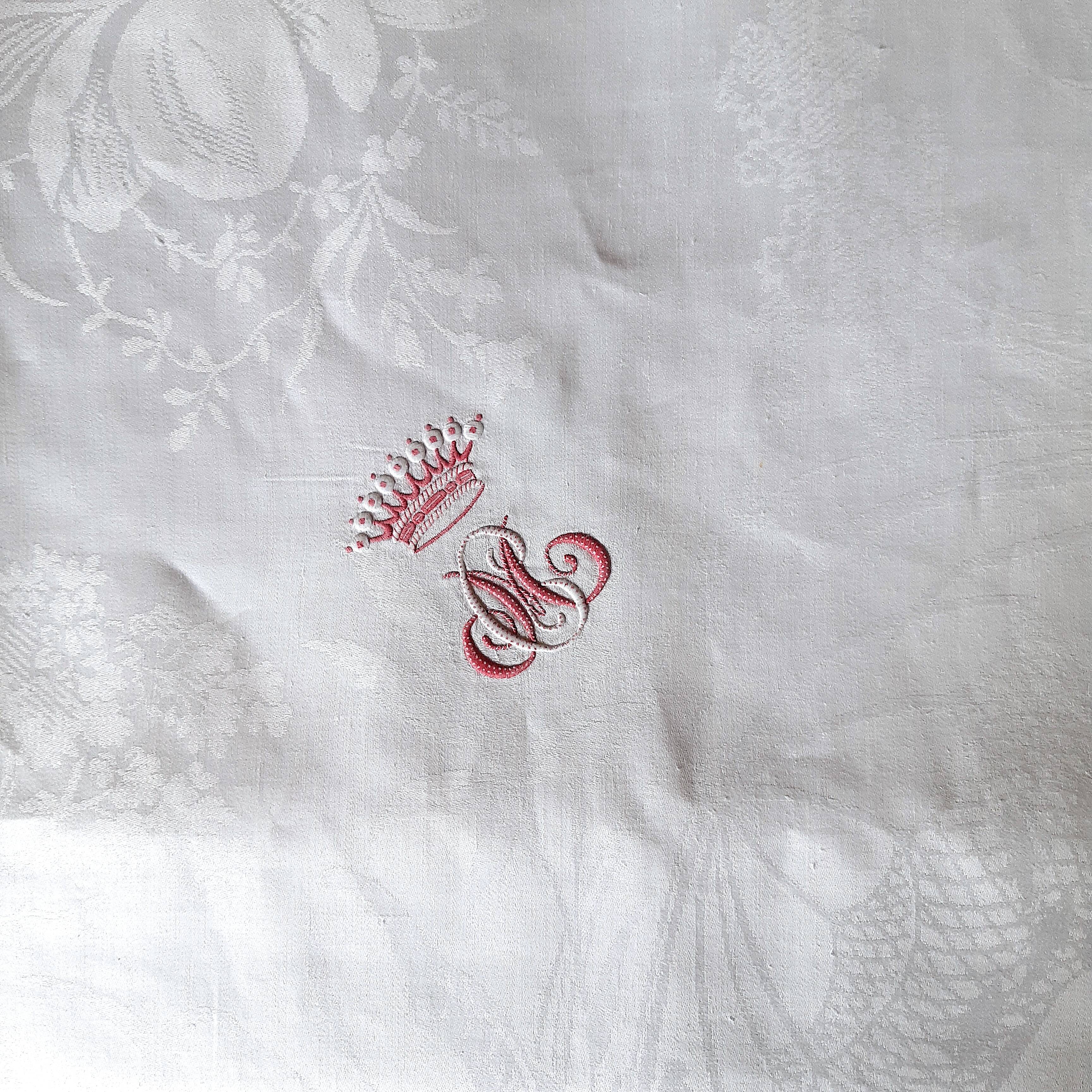 Damask tablecloth 4m10 x 2m15 with county crown