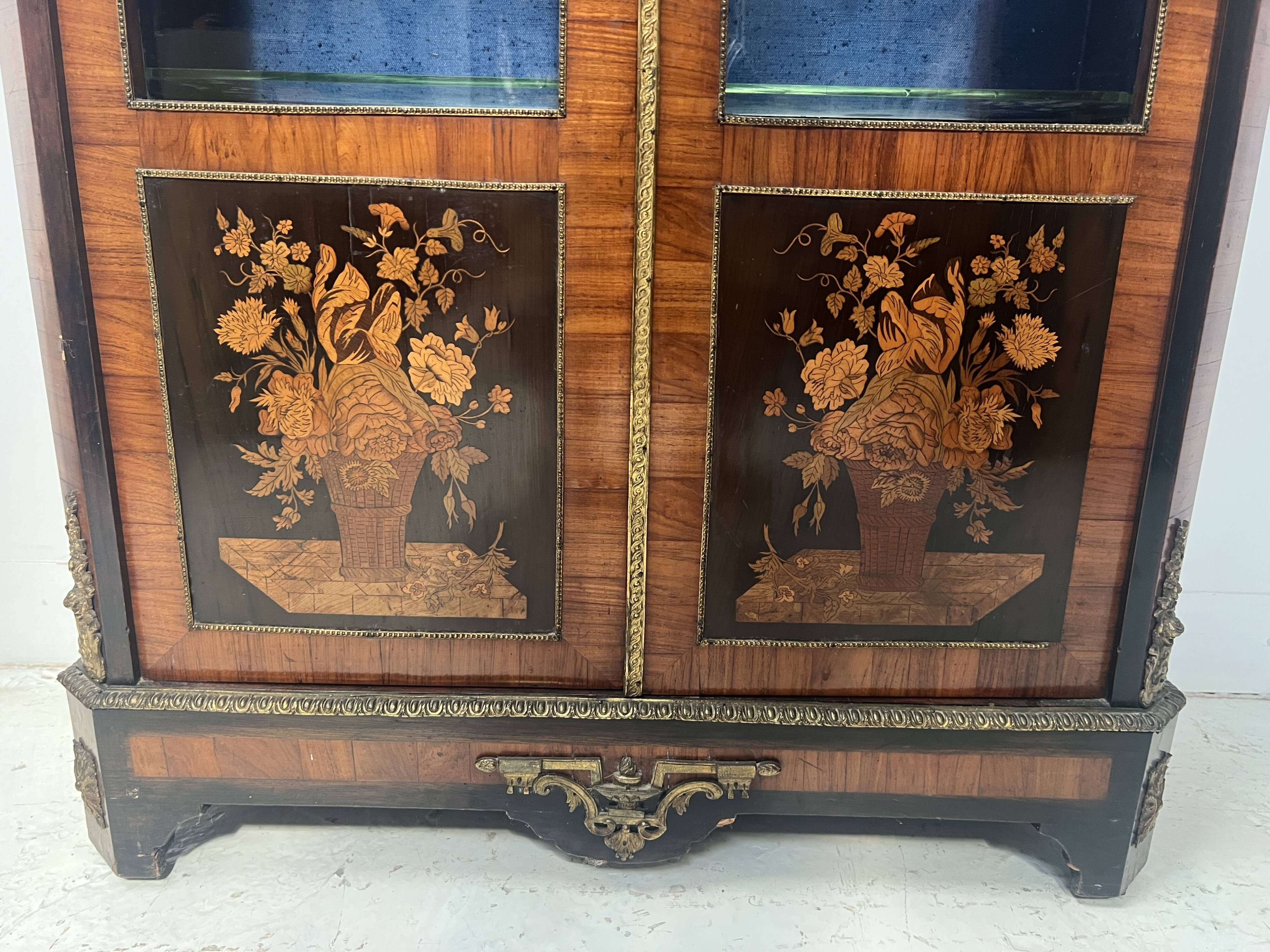 Napoleon III display cabinet in rosewood veneer and marquetry, 19th century.