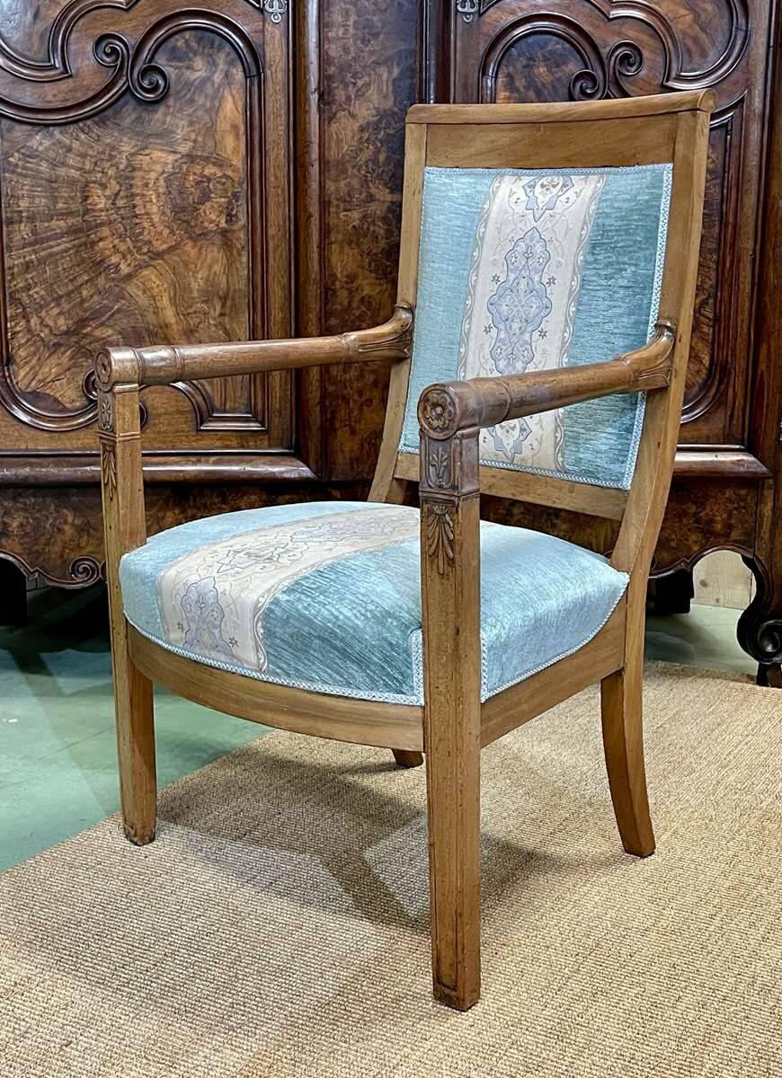 Restoration period armchair in walnut from the 19th century