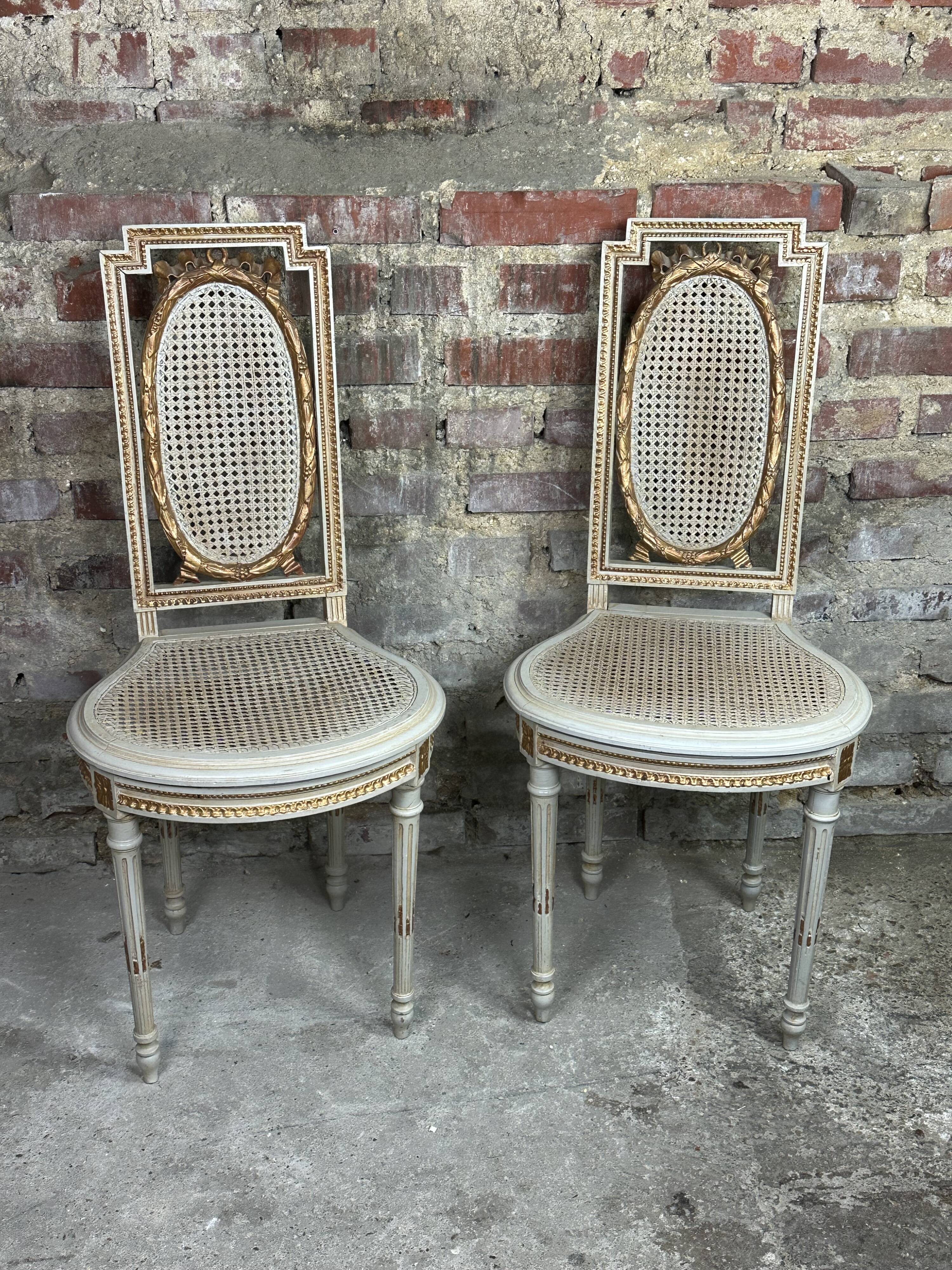 Chaises cannées de style Louis XV patinées gris et doré