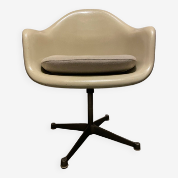 La fonda armchair Charles & Ray Eames