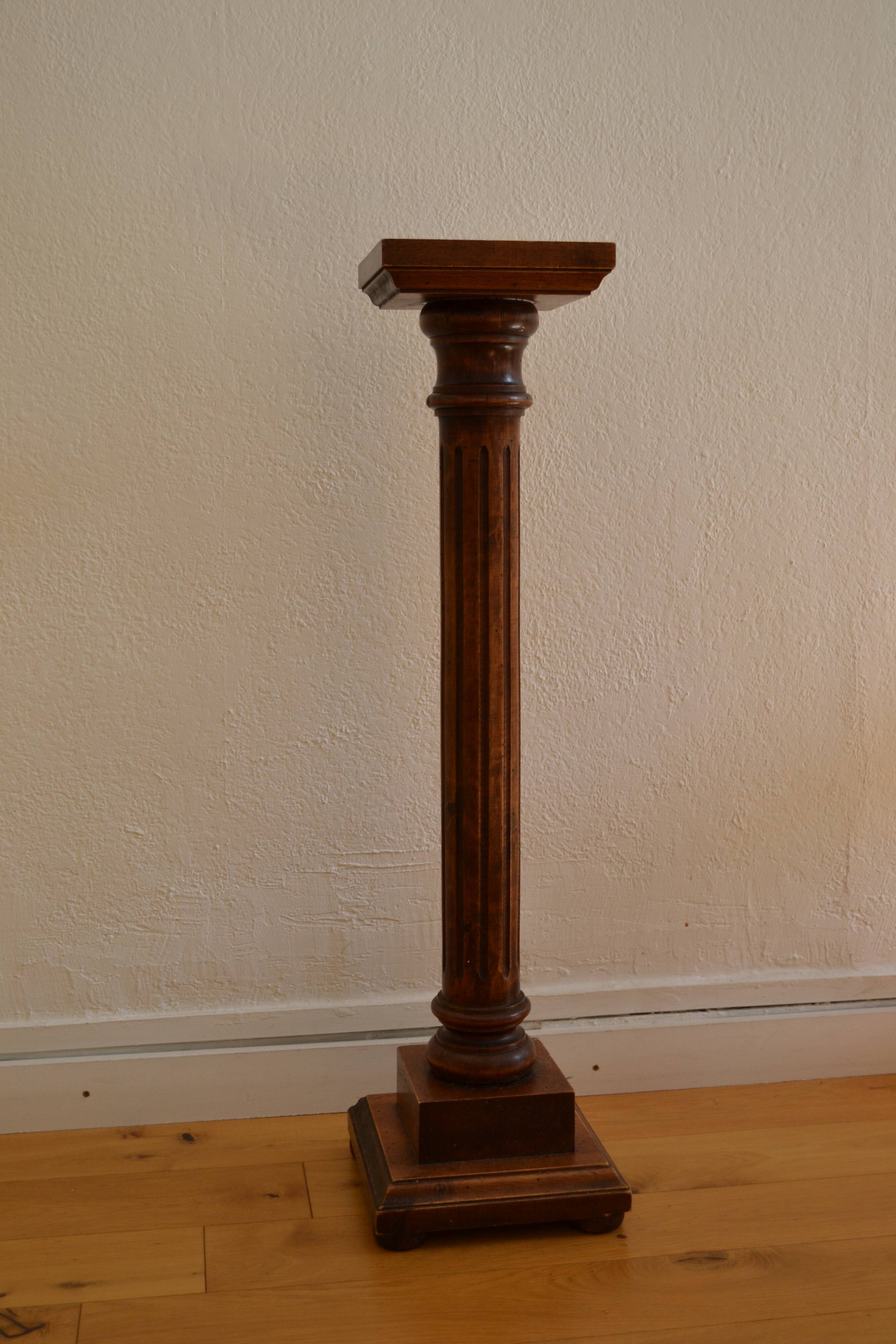 Wooden column pedestal in Louis XVI style, height: 93 cm.