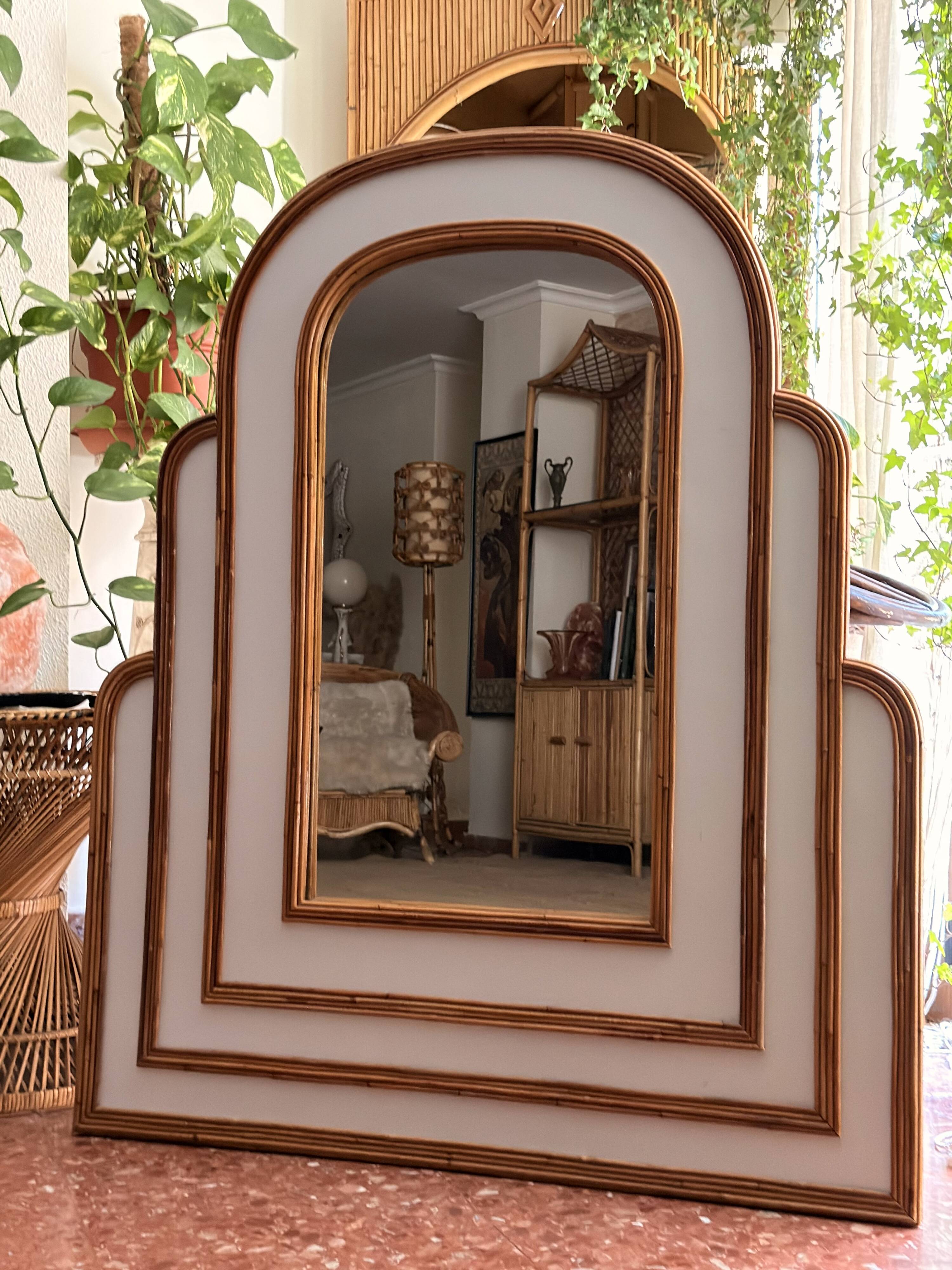 Miroir monumental Hollywood Regency tropical en canne de bambou, atr