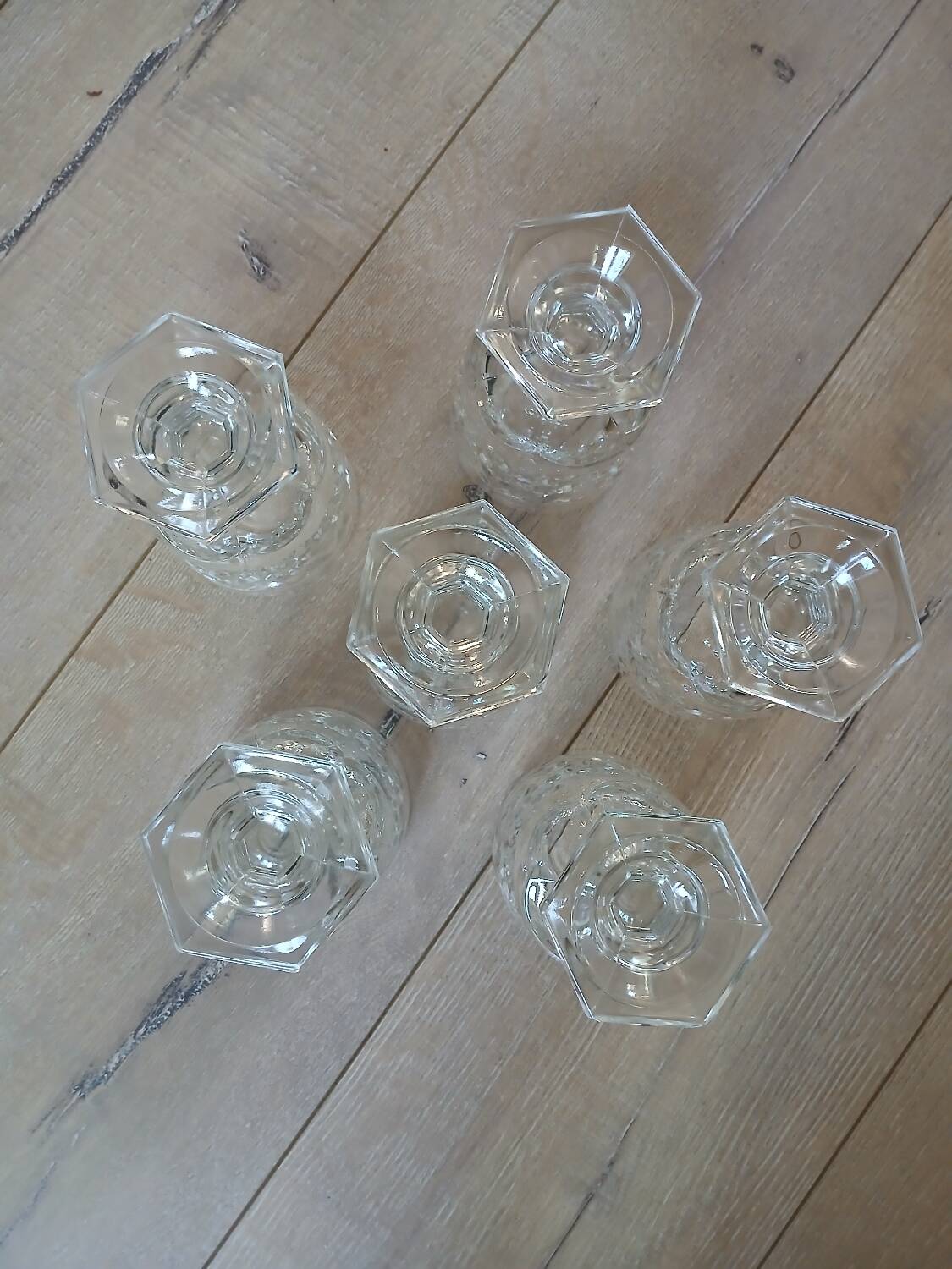 6 verres à pied en verre taillé