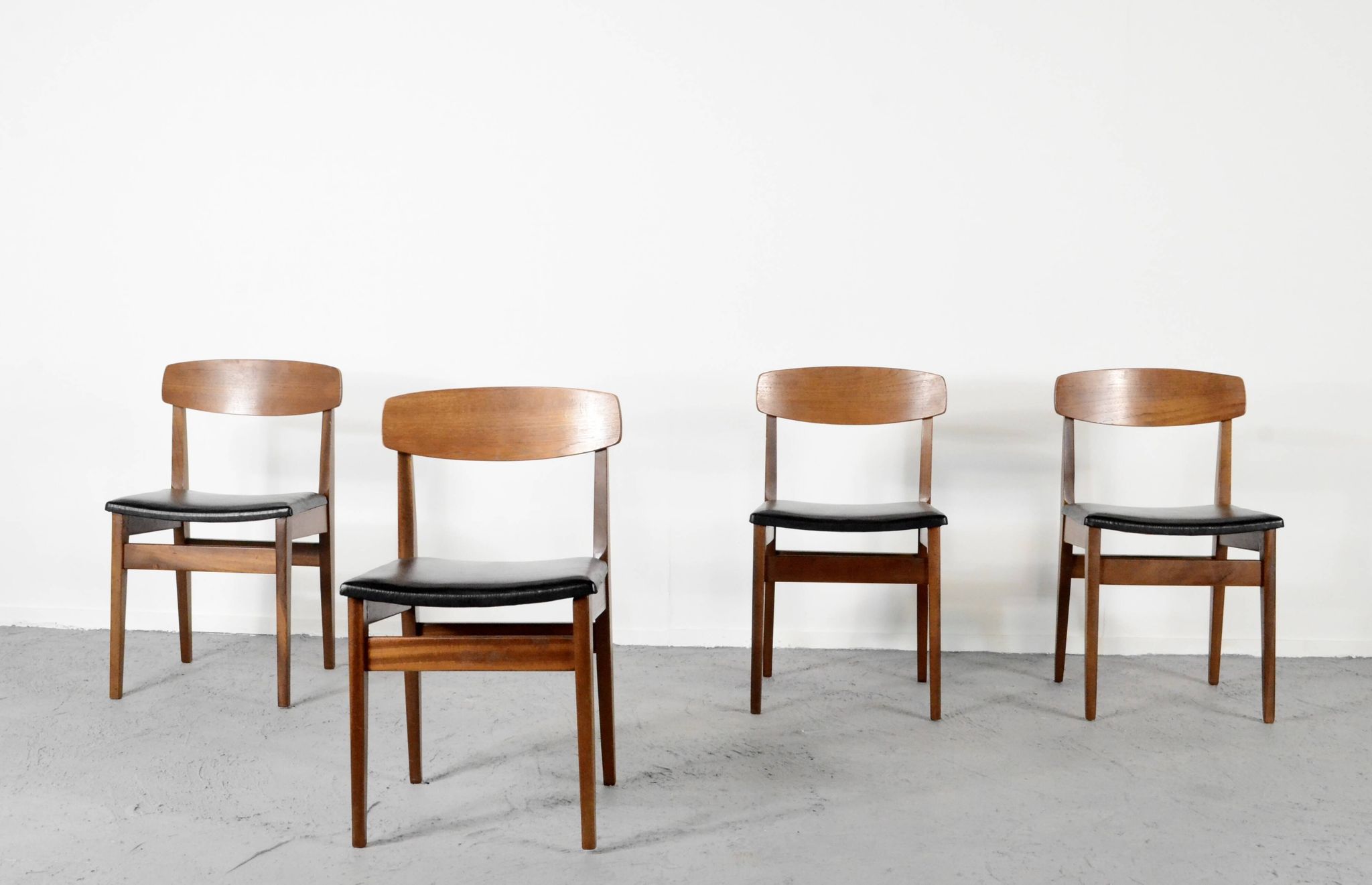 4 chaises en teck et similicuir, milieu XXème