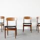 4 chaises en teck et similicuir, milieu XXème