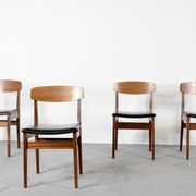 4 chaises en teck et similicuir, milieu XXème
