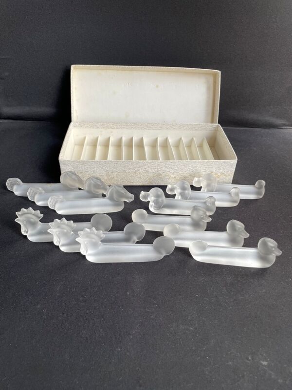 12 porte-couteaux zoomorphes en cristal satiné Vannes le Châtel XXème