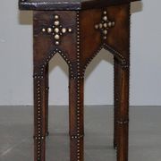Table Console Antique en Cuir Clouté Style Gothique Pugin Restaurée