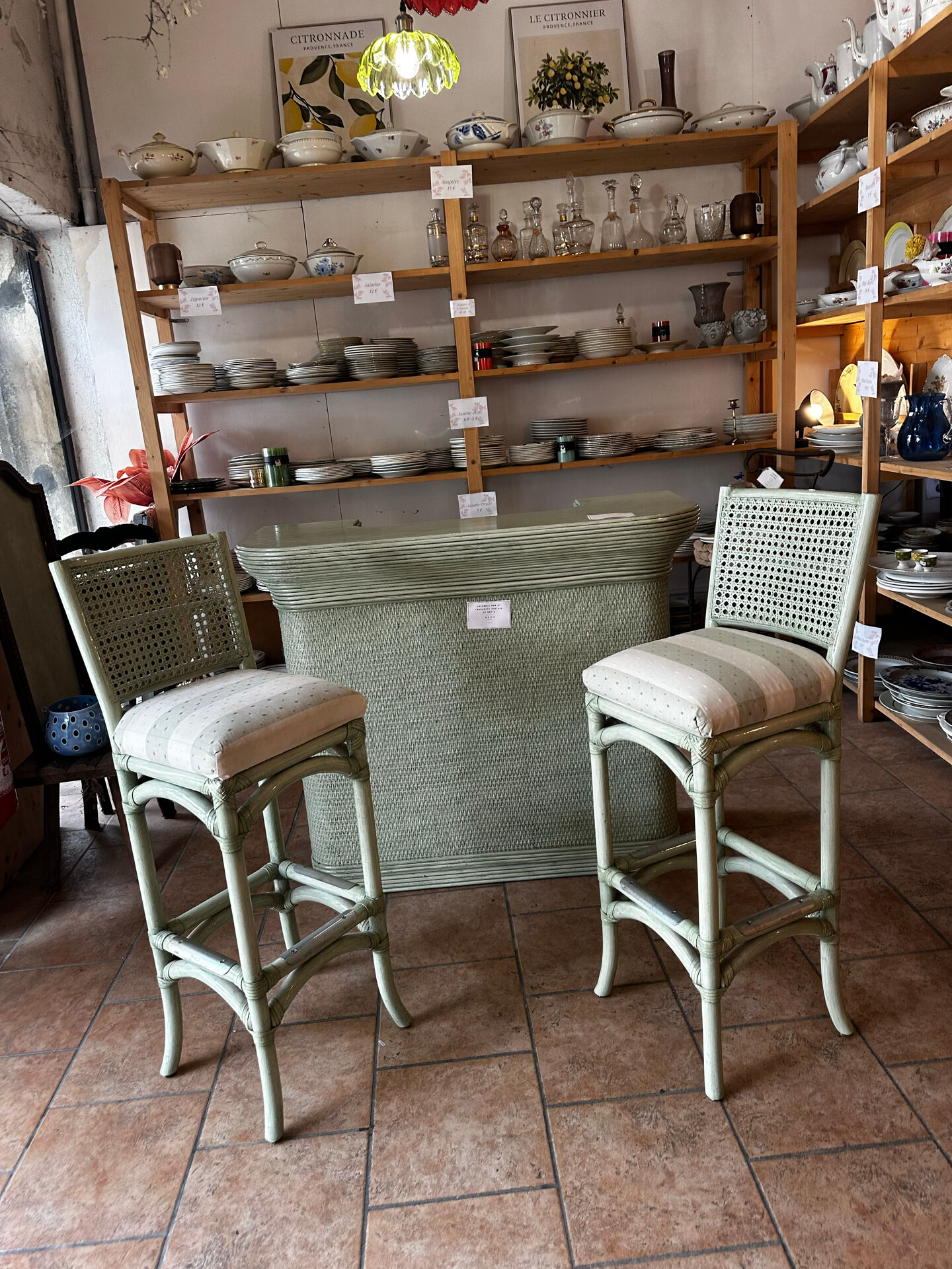 Ensemble bar et tabourets vintage en rotin