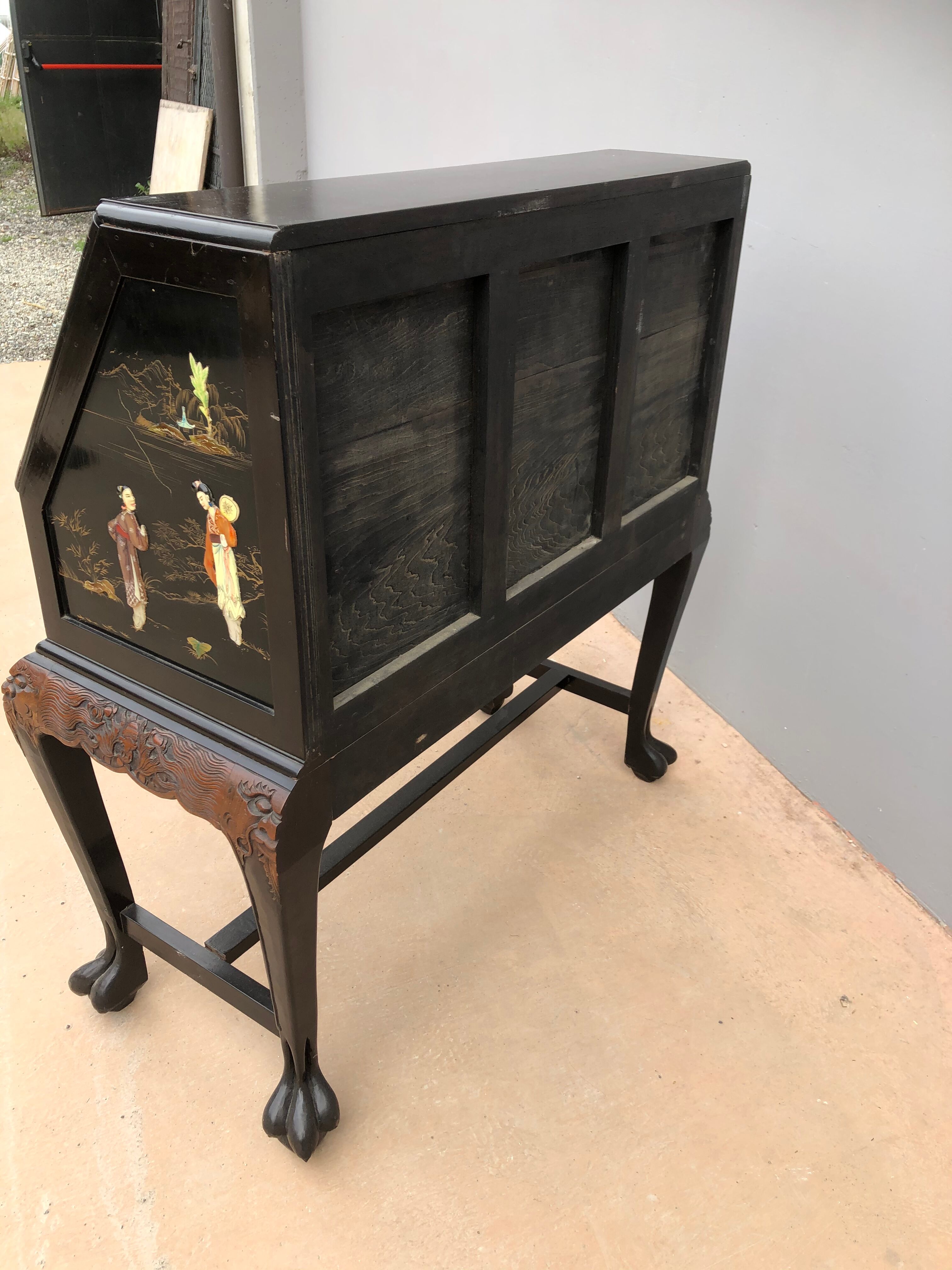 Slope office with asian decorations from the 1950s