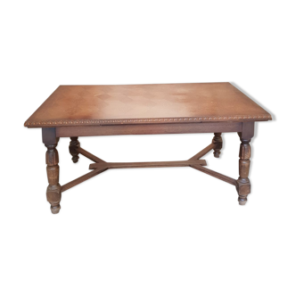 Extendable dining table