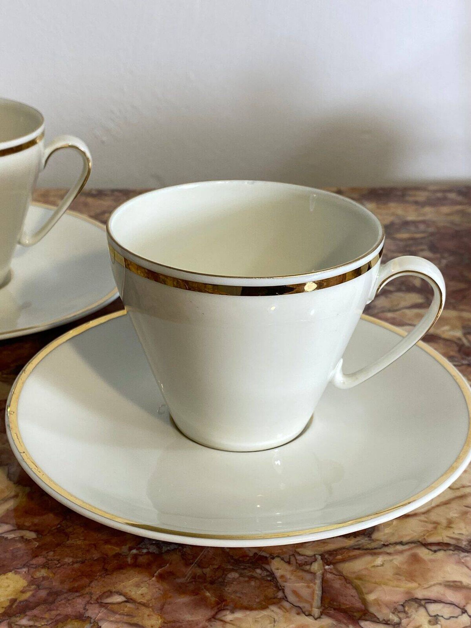 Service à thé en porcelaine bavaroise avec bordure dorée.