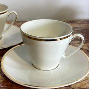 Service à thé en porcelaine bavaroise avec bordure dorée.