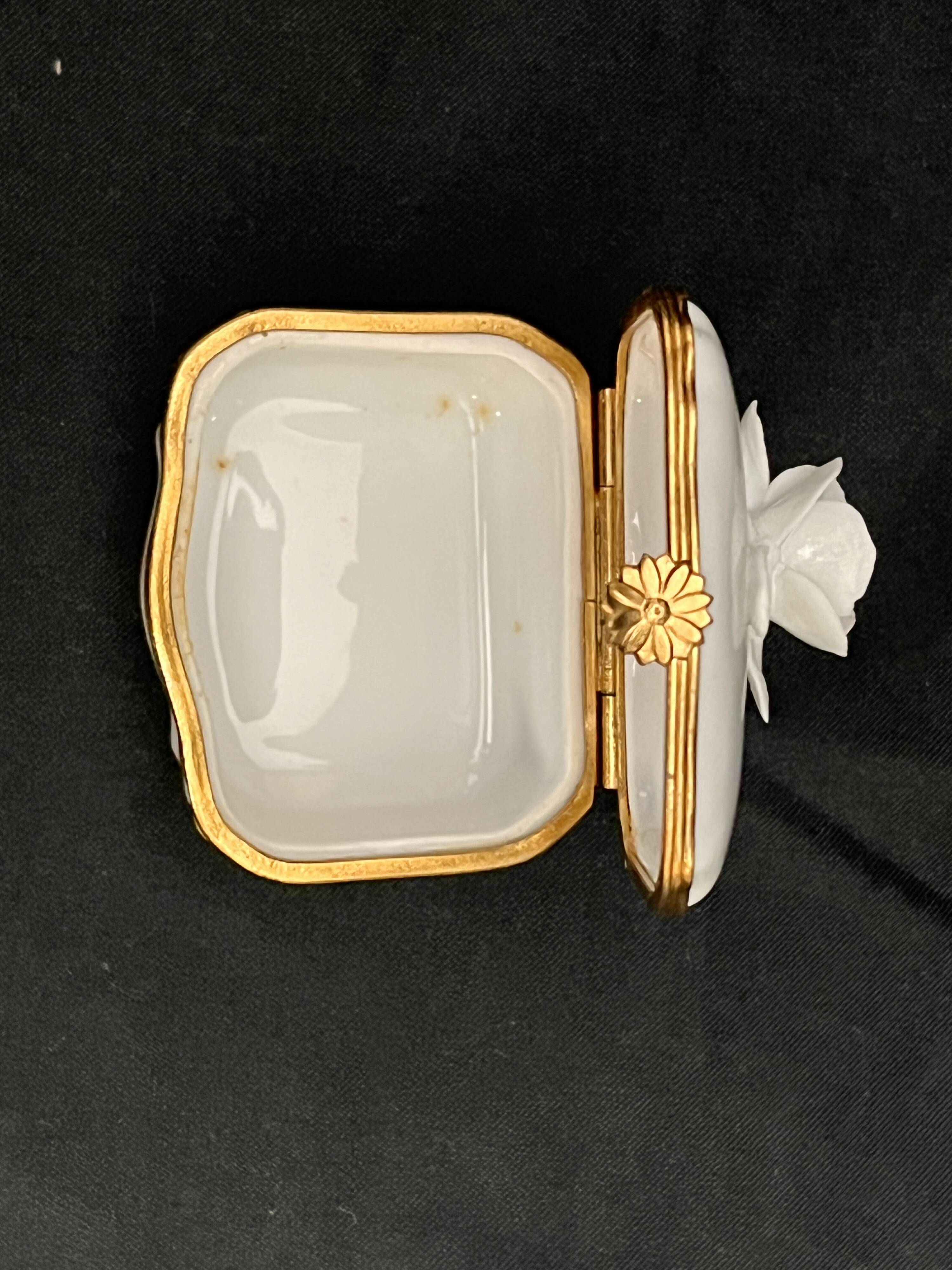 Limoges, 20th century slip porcelain pillbox display object