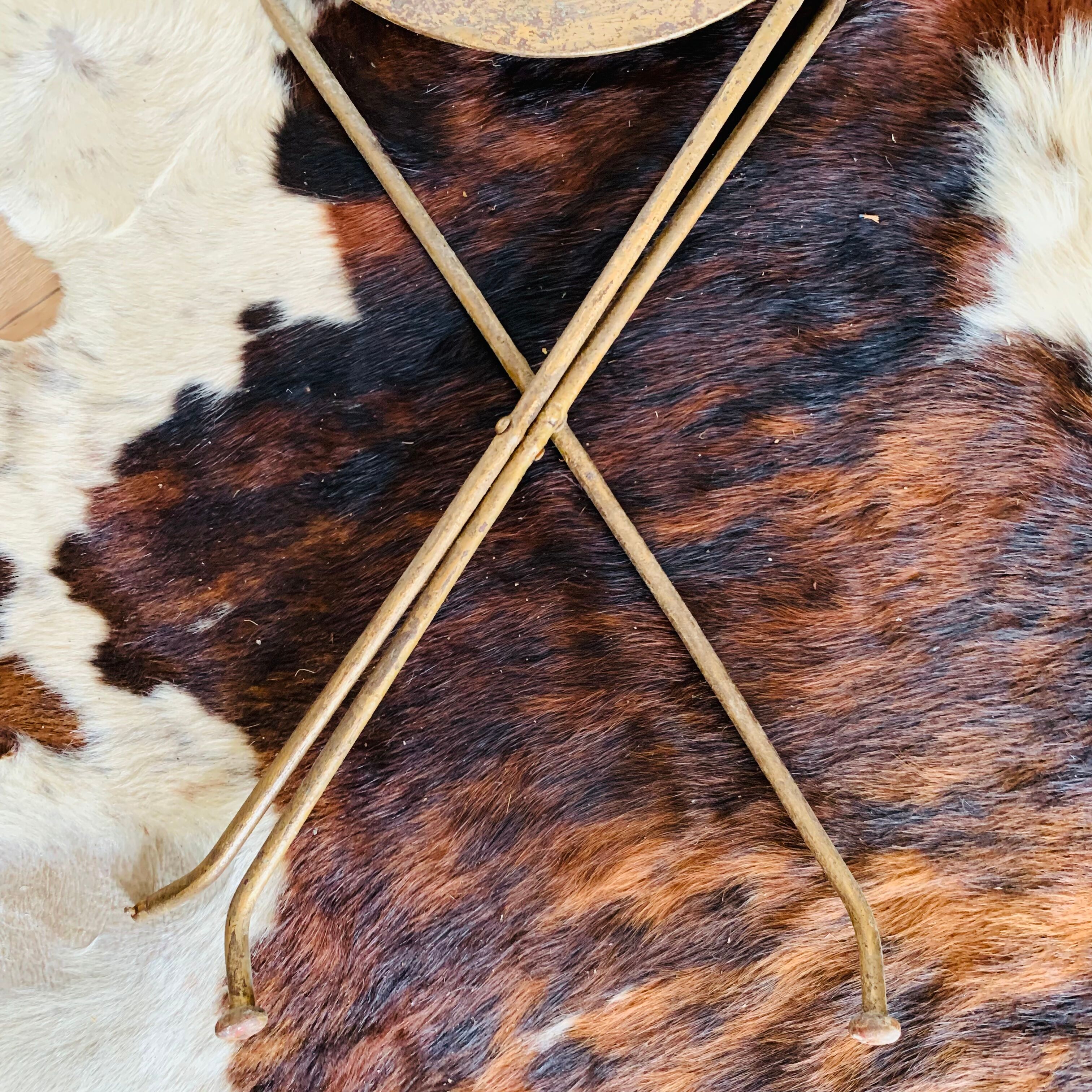 Pedestal table / small folding round table