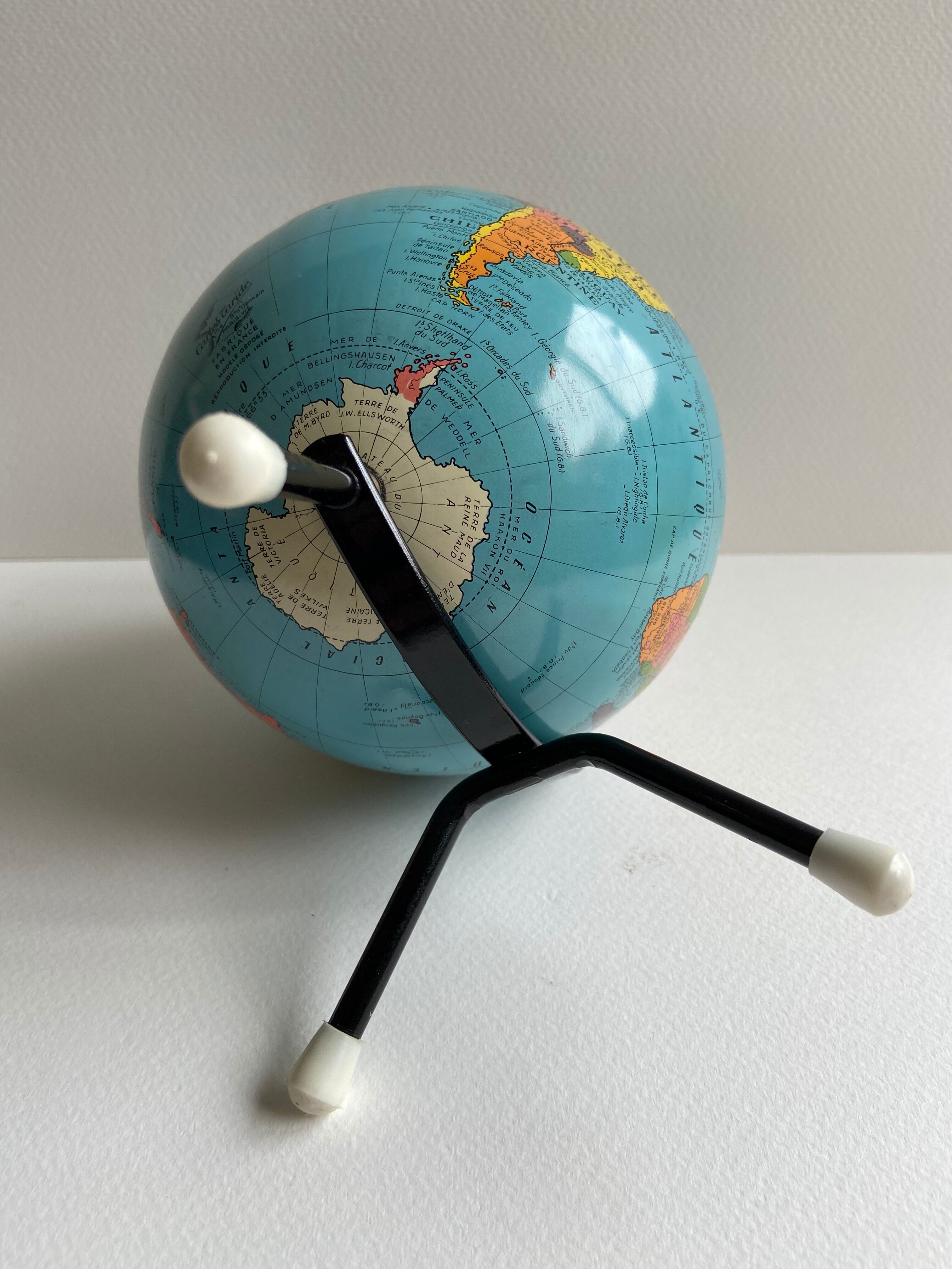 Mappemonde en métal