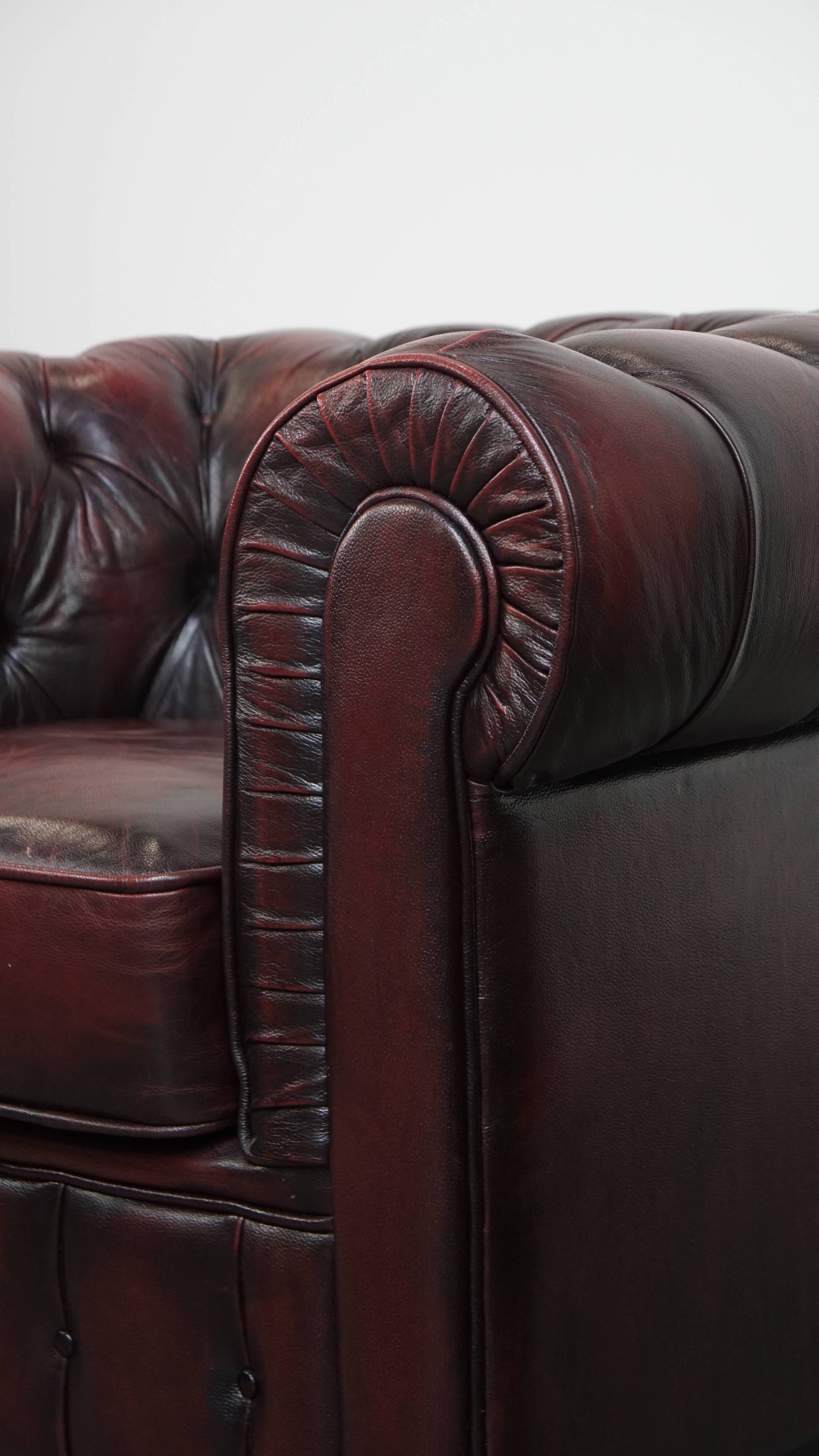 Grand fauteuil club Chesterfield en cuir de vachette rouge foncé