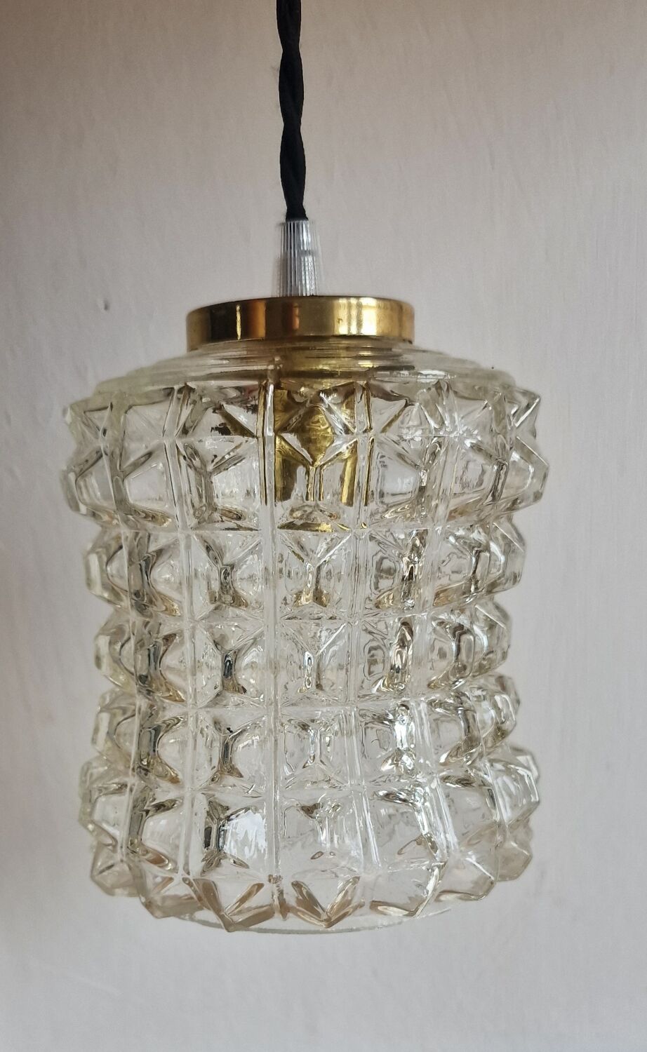 Chiseled glass suspension