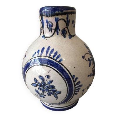 Petit vase decoratif blanc a decor floral bleu