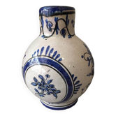 Petit vase decoratif blanc a decor floral bleu