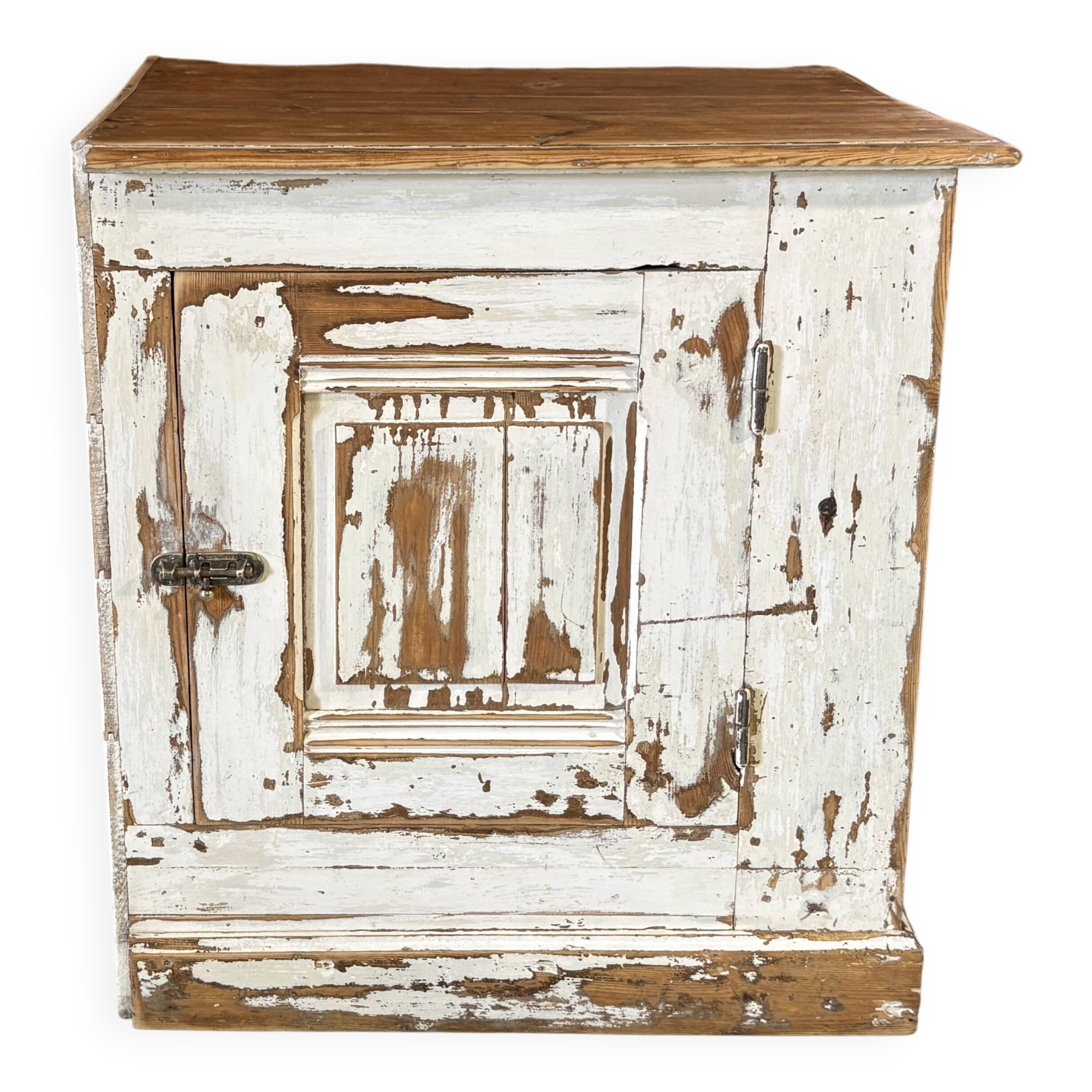 Antique patinated sideboard – chic country spirit – White patina with a lime effect