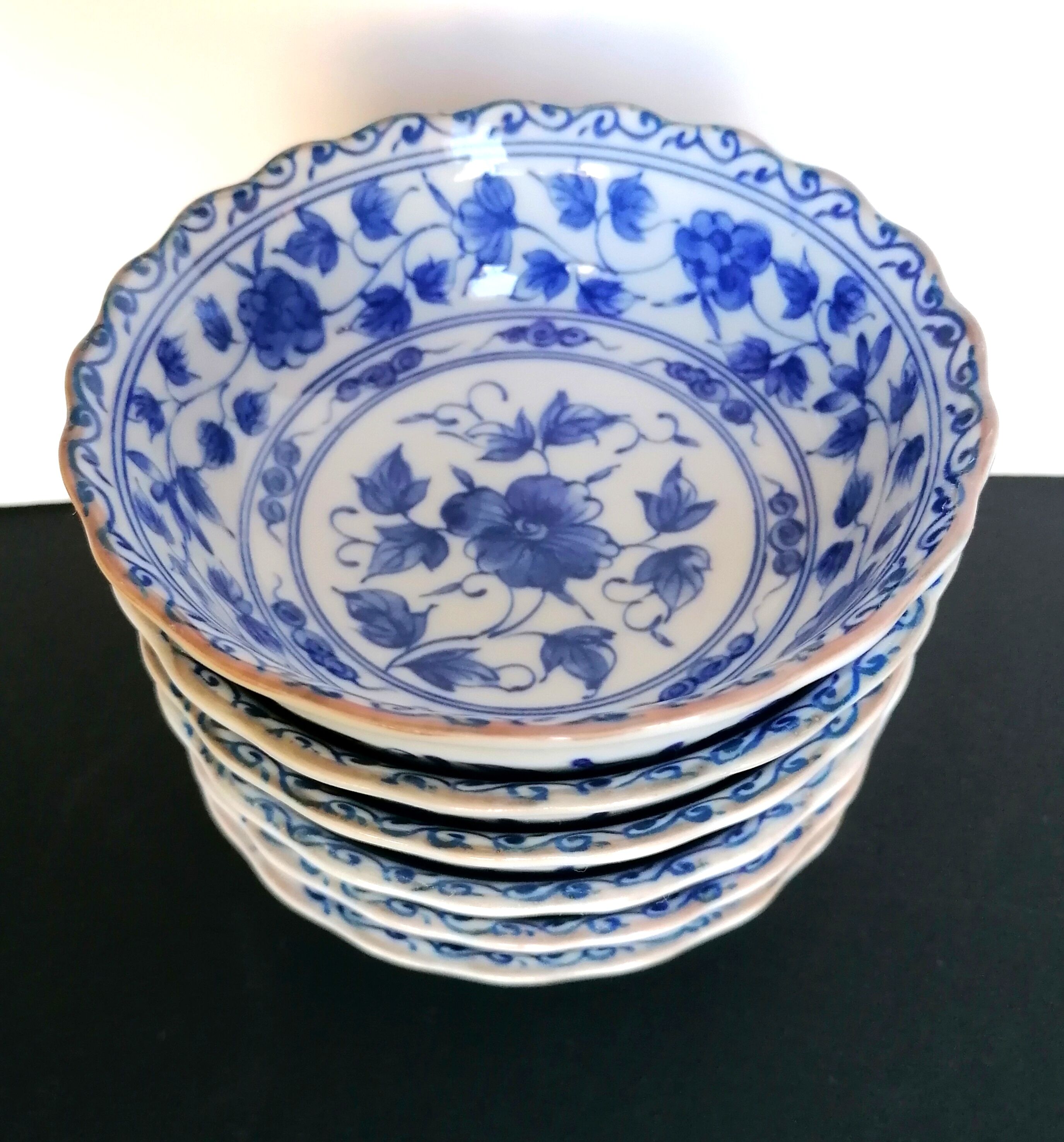 6 blue and white ceramic cups