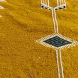 Tapis kilim jaune moutarde à motifs berbères multicolores