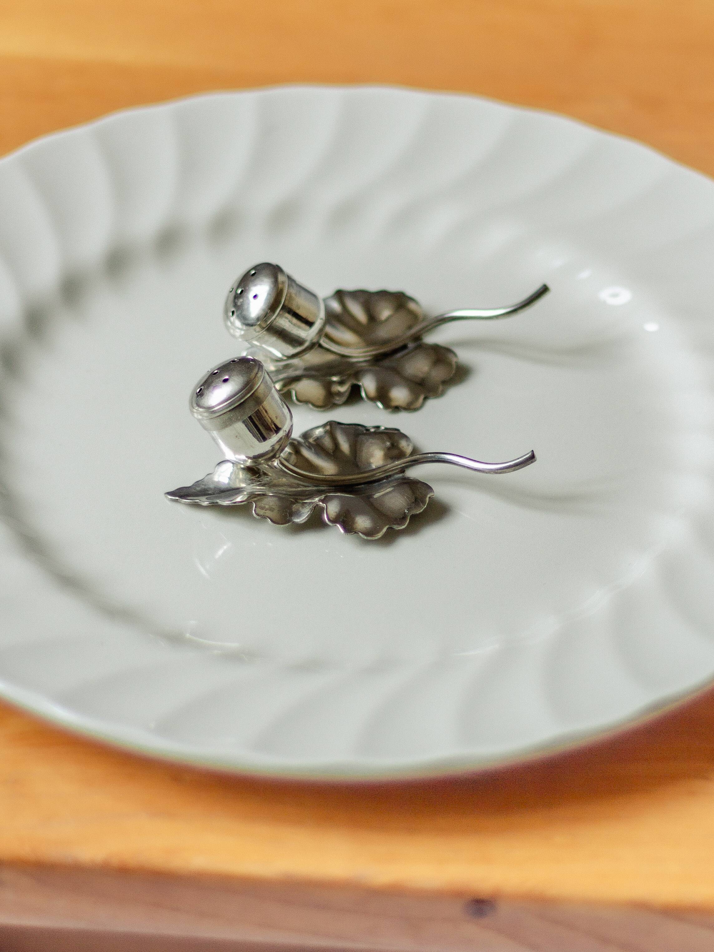 Set of a salt shaker and a pepper shaker in silver-plated metal, ENPS, England.